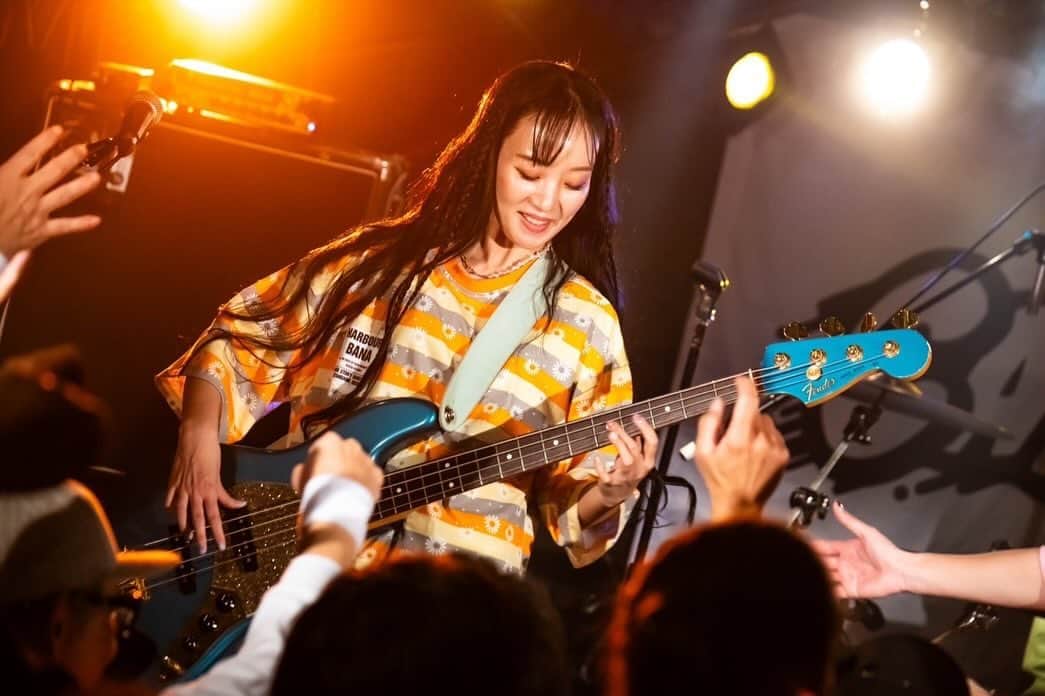 NOHANAのインスタグラム：「・ 2023.11.18 CASPAワンマンライブライブ @下北沢SHELTER  去年の年末からCASPAのベースサポートさせてもらってもうすぐ1年。 ワンマンでも弾かせて頂き感謝🙏✨ 全22曲！怒涛のセットリストでした😆🔥  📸photo by @shimiken519   ・ #CASPA #CASPAシェルターワンマン #下北沢SHELTER #live #livephotography #bass #bassgirl」