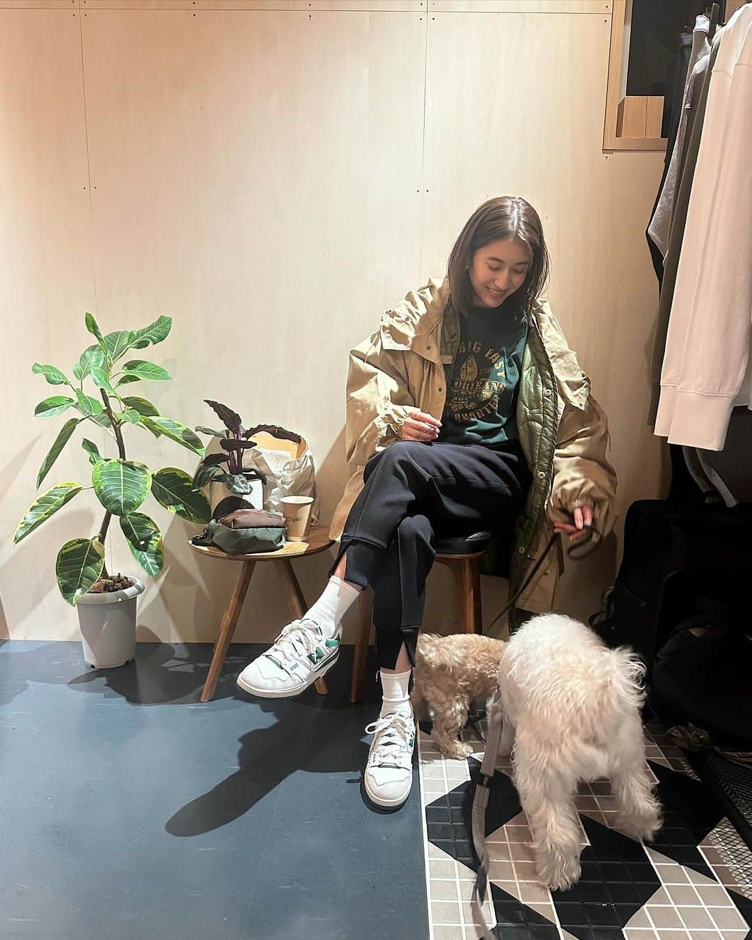 有末麻祐子さんのインスタグラム写真 - (有末麻祐子Instagram)「散歩着はいつもこんなテンション🐶☕️#ootd#麻祐子服#newbalance550」11月28日 14時42分 - mayukoarisue