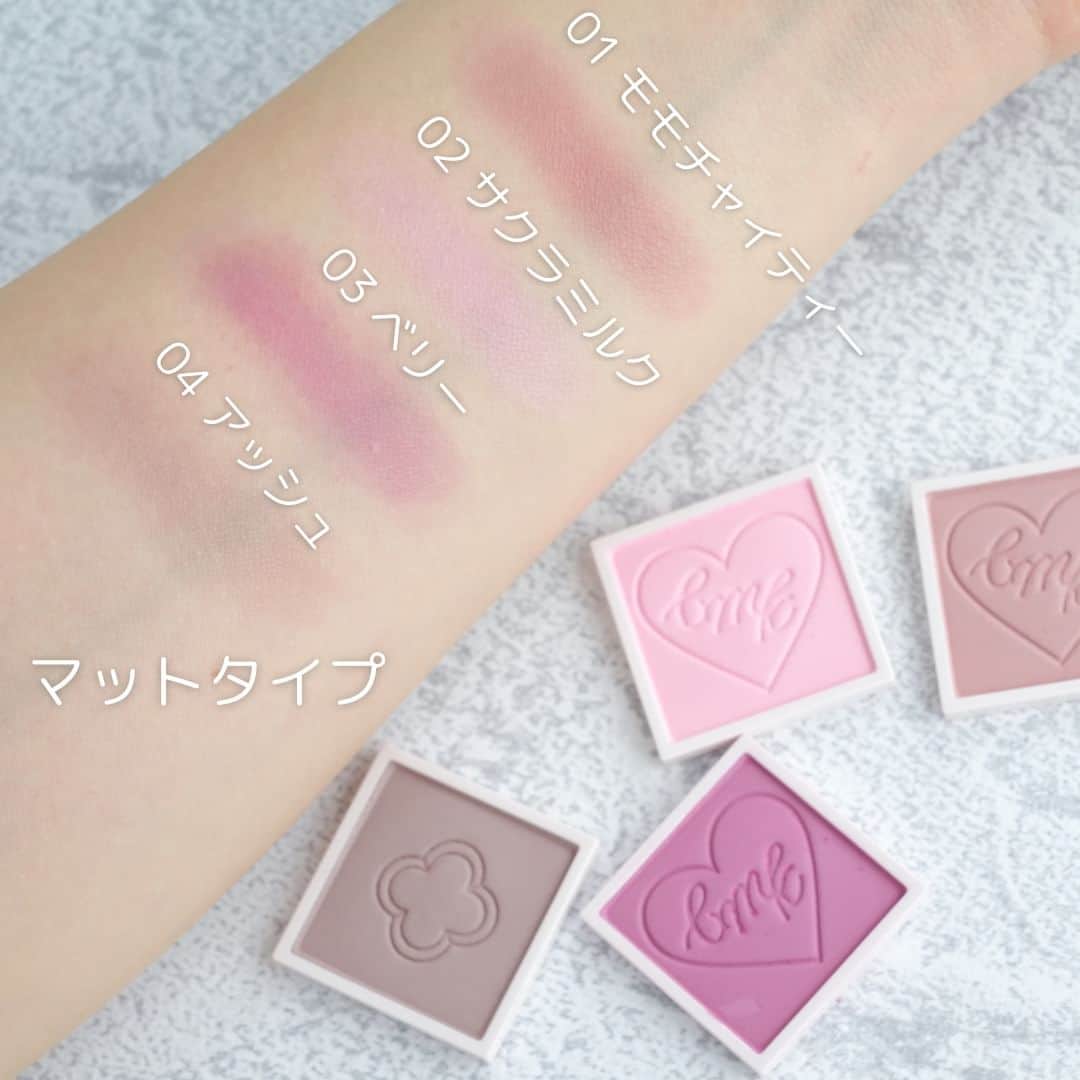 CANMAKE TOKYO（キャンメイク）さんのインスタグラム写真 - (CANMAKE TOKYO（キャンメイク）Instagram)「チーク、ハイライト、シェーディングも‼ 自分好みに選んで作るパレットでオーダーメイド体験してみない？  3つの質感×豊富な色から選べるフェイスカラー #マイトーンクチュール が先行発売で新登場🎵 #ジャストフォーミーパレット にセットして、自分だけのパレットが完成💗パレットには #バディーデュオブラシ も収納できるよ♪  ＜マイトーンクチュール　各396円(税込)＞ なめらかなパウダーがお肌に密着し、発色長持ち！粉飛びしにくく、長時間ヨレにくい☆単品使用時なら洗顔料だけで落とせちゃう♪  【GT】グロッシータイプ 　たっぷりのパールで、発光感のあるツヤ仕上がり♡  ・GT01クリスタルダズル：立体感際立つベージュ ・GT02フルーツポンチ：ハッピーなオーラをまとうコーラル ・GT03アイシーライラック：透明感を与えるライラック  【PT】パールタイプ 　繊細なパールで、にじみ出るようなツヤ感♡  ・PT01ピュアエンジェル：ピュアな印象の淡いピンク ・PT02カスタード：くすみを飛ばすイエロー ・PT03みかんスムージー：フレッシュなオレンジ  【MT】マットタイプ 　サラサラな質感で、ふんわりとしたやわらかい発色♡  ・MT01モモチャイティー：まろやかなピンクベージュ ・MT02サクラミルク：赤ちゃんみたいなふんわりピンク ・MT03ベリー：色っぽいベリーピンク ・MT04アッシュ：陰影をつくるグレーブラウン  ＜ジャストフォーミーパレット　385円(税込)＞ マイトーンクチュールが4色までセットできるカスタム用パレット。大きくて見やすいミラー付き☆  ＜バディーデュオブラシ　275円(税込)＞ ジャストフォーミーパレットに収納できるダブルエンドブラシ。毛量たっぷりで肌あたりなめらか♡付属のケースに入れて単品でも持ち運びOK♪  「好き」をぎゅっと詰め込んで、捨て色なしのオリジナルパレット作りを楽しんでみてね🎵  #CANMAKE #CANMAKETOKYO #キャンメイク #かわいいに出会える #プチプラコスメ #メイク  #フェイスカラー #チーク #ハイライト #シェーディング #フェイスカラーパレット #メイクブラシ #ベースメイク #新発売 #新商品 #先行発売  #キャンメイク新商品 #makeup」11月28日 14時42分 - canmaketokyo