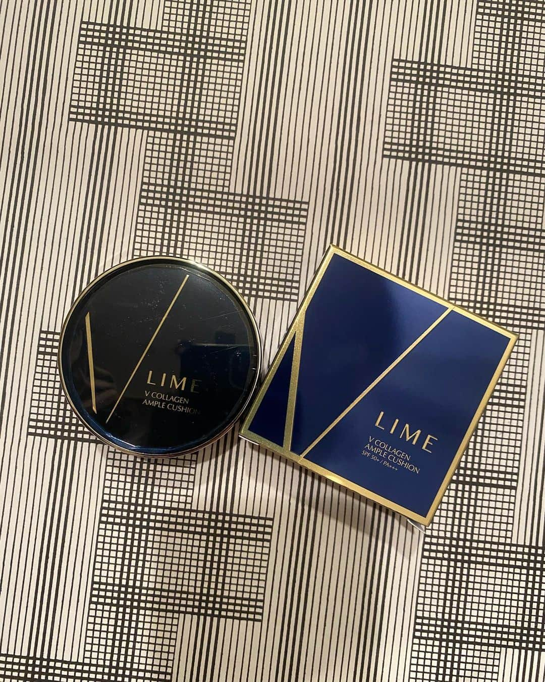 土屋智香さんのインスタグラム写真 - (土屋智香Instagram)「ライムコスメ　Vコラーゲン アンプルクッション  @lime_cosmetic  かっこいいデザインのクッションファンデ  もっと消化したアンプルペースにうるおい フォーミュラは水分と活力をし、カバー力続きます⭐️ 使い心地はするっと肌に密着し透明感のある肌トーンにしてくれる感じ。 デザインも高級感あって持っててかっこいい😎  https://www.qoo10.jp/shop/limecosmetic #pr #インフルエンサーワークス #アンプルクッション #コラーゲンクッション #光彩クッション #ライムアンプルクッション #うるおいカバークッション #ライムコラーゲンクッション #コラーゲンレイヤリング」11月28日 14時48分 - moka_amolir