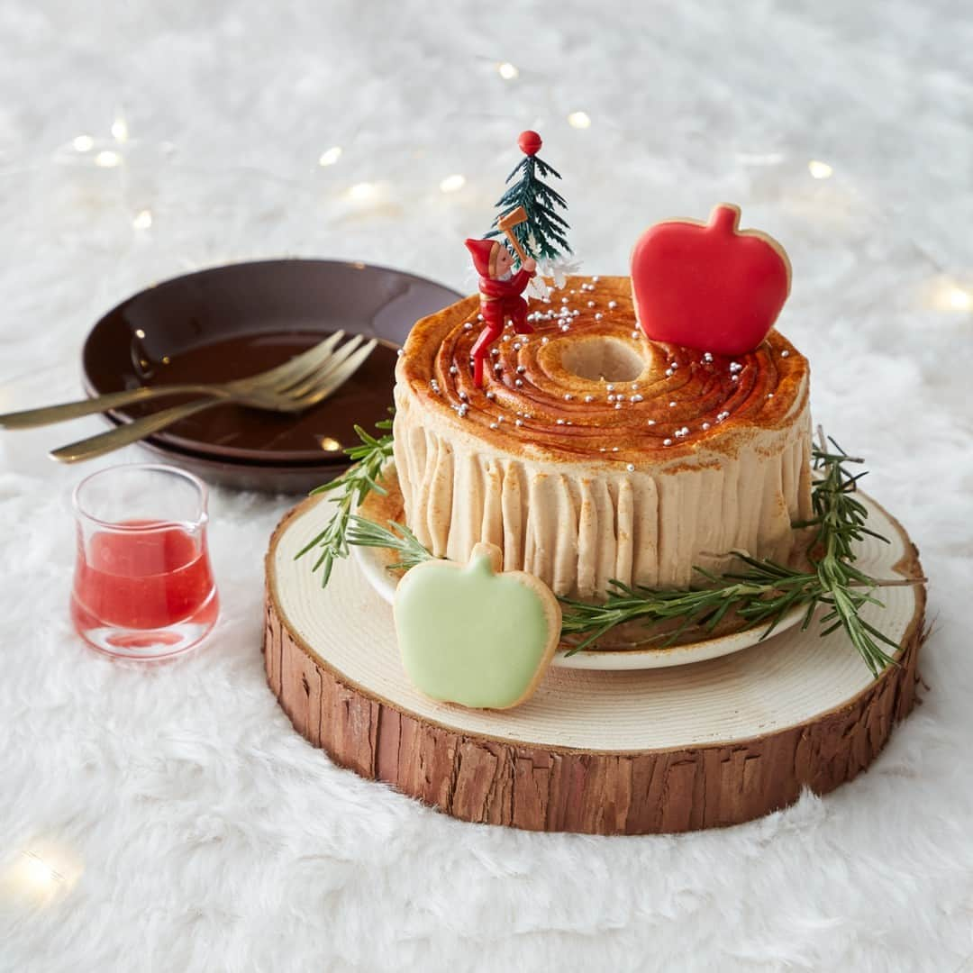 Afternoon Teaのインスタグラム：「. ＼🎄アレンジで楽しんで🍎／ おうちでアレンジするだけでクリスマスケーキとしてもお楽しみいただける「クリスマスバウムクーヘン」。 定番の「#ティーパウダー」を使ったアレンジレシピをご紹介します。お好みのフルーツをトッピングしたり、サンタのピックを飾ったりと、お子様と一緒に作るのも楽しいですよ♪ 東ちなつ（@chinatsuhigashi）さんイラストのボックス入りですので、そのままクリスマスギフトとしても贈るのもおすすめです🎁  🎄RECIPE🎄 【材料】 ・生クリーム 100ml ・ティーパウダー（アールグレイ） 1本 ・グラニュー糖 大さじ1 ※飾り用のティーパウダー（アールグレイ）、アラザンなど好みのトッピング  【作り方】 ①	材料をすべて合わせてティークリームを作る。 ②	バウムクーヘン全体にティークリームをナッペし、切り株に見立ててフォークなどで筋をつける。 ③	仕上げにティーパウダーをかけ、アラザンをトッピングする。  レシピに使用したアイテムはこちら ------------------------- #クリスマスバウムクーヘン （写真3枚目） ------------------------- ストロベリーチップを飾ったクリスマスバウムクーヘンに、クッキーとジャムを合わせた手軽なデコレーションセット。大切な人と共に、楽しいひとときをお過ごしください。 ＜内容量＞ ・クリスマスバウムクーヘン（1個） ・ストロベリージャム（25g） ・アイシングクッキー（2個） ＜展開期間＞展開中～なくなり次第終了 ＜展開店舗＞ ✓アフタヌーンティー・ティールーム各店舗 ✓アフタヌーンティー・ベイカリー 大丸神戸店 ✓アフタヌーティー・ラブアンドテーブル ルミネ新宿、ルミネ横浜 ✓アフタヌーンティーオフィシャルオンラインストア ✓Afternoon Tea TEAROOM Web Store（楽天市場）  ------------------------- #ティーパウダー アソートセット （写真4枚目） ------------------------- いつでも、どこでも、お湯や水を注ぐだけで、本格的な美味しい紅茶が楽しめる、アフタヌーンティーの「ティーパウダー」。 ・アフタヌーンティー ・アールグレイ ・アップル ＜内容量＞6本入（3種類、各2本入） ＜展開店舗＞ ✔アフタヌーンティー・ティールーム 各店舗（東京スカイツリータウン・ソラマチを除く） ✔アフタヌーンティー・ベイカリー 大丸神戸店 ✔アフタヌーンティーオフィシャルオンラインストア ✔Afternoon Tea TEAROOM Web Store（楽天市場） ※一部店舗ではお取り扱いのない場合がございます。  ------------------------- 東ちなつ（ひがし・ちなつ） CHINATSU HIGASHI ------------------------- アーティスト / イラストレーター・砂糖細工作家 金沢市生まれ。ドローイングとペインティングを軸にシュガークラフトなど平面と立体を行き来しながら独自の世界を表現。 2015 年より金花糖をベースにした創作砂糖細工ブロジェクト「NEW 金花糖 / NEW WAVE SUGAR」を展開中。 主な仕事は、エディトルアル、広告、アパレルブランドとのコラボレーション、プロダクトデザインなど。 著書に「ガールズハンドメイド」(パイインターナショナル  🎄#アフタヌーンティーでクリスマス2023 SNSキャンペーン実施中🎄 11/16～12/25の期間中、ティールームのメニューやテイクアウトアイテムの写真を撮って、InstagramまたはXに投稿すると、抽選で12名様にプレゼントが当たります！ 詳細は11/15の投稿、またはストーリーズアーカイブ（Xmas TEAROOM）をご覧ください。  --------------------- Afternoon Tea公式アカウントでは 季節のメニューや雑貨の情報を日々発信しています。 ぜひフォローしてください！ @afternoontea_official ---------------------  ※店舗により取り扱いのない場合がございます。 ※写真はイメージです。 ※数量限定のため、なくなり次第終了となります。 ※サンタのピックは、商品に付属していません。  #アフタヌーンティーティールーム #アフタヌーンティーベイカリー #アフタヌーンティーラブアンドテーブル #アフタヌーンティー #AfternoonTeaTEAROOM #AfternoonTeaBAKERY #AfternoonTeaLOVEandTABLE #AfternoonTea #TeaforPeace #アフタヌーンティーお茶時間 #紅茶 #TEA #おうち時間 #ギフト #クリスマス #クリスマスギフト #christmas #クリスマス2023 #バウムクーヘン #アレンジレシピ #クリスマスケーキ #東ちなつ さん」