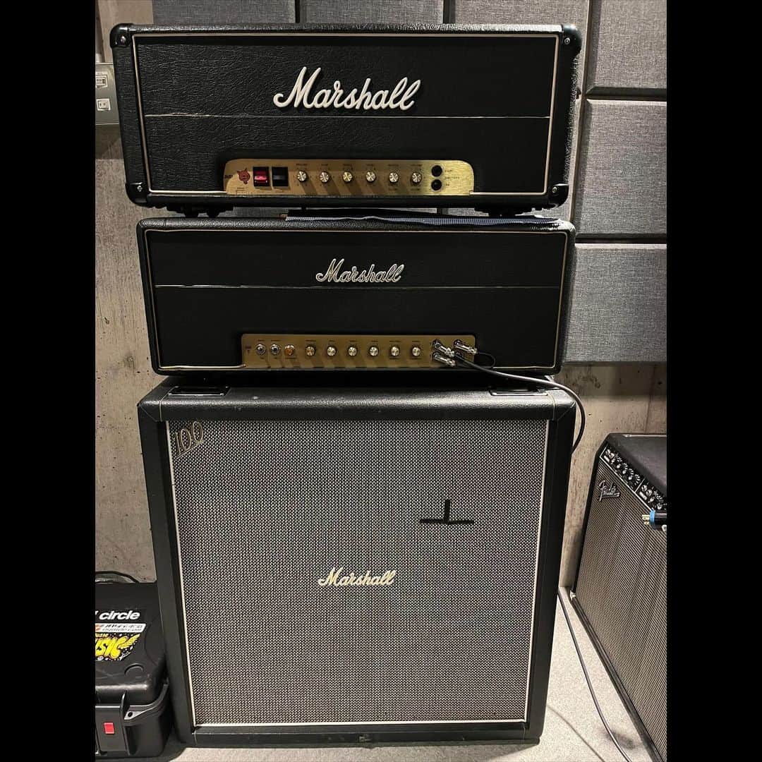 アオキテツさんのインスタグラム写真 - (アオキテツInstagram)「お日柄も良いので録音日和  Thanks & Love @rude_gallery_tokyo  @gibson_japan  @master8japanguitarpicks  @lstrust_guitars  @ideasoundproduct  @rotosound__jp  @expro_official  @oyaide_neo  #afloodofcircle #gibson #lespaulcustom  #blackguitar #rudegallery #master8japan #lstrust #ideasoundproduct #rotosound #expro」11月28日 15時04分 - tetsuaoki_afoc