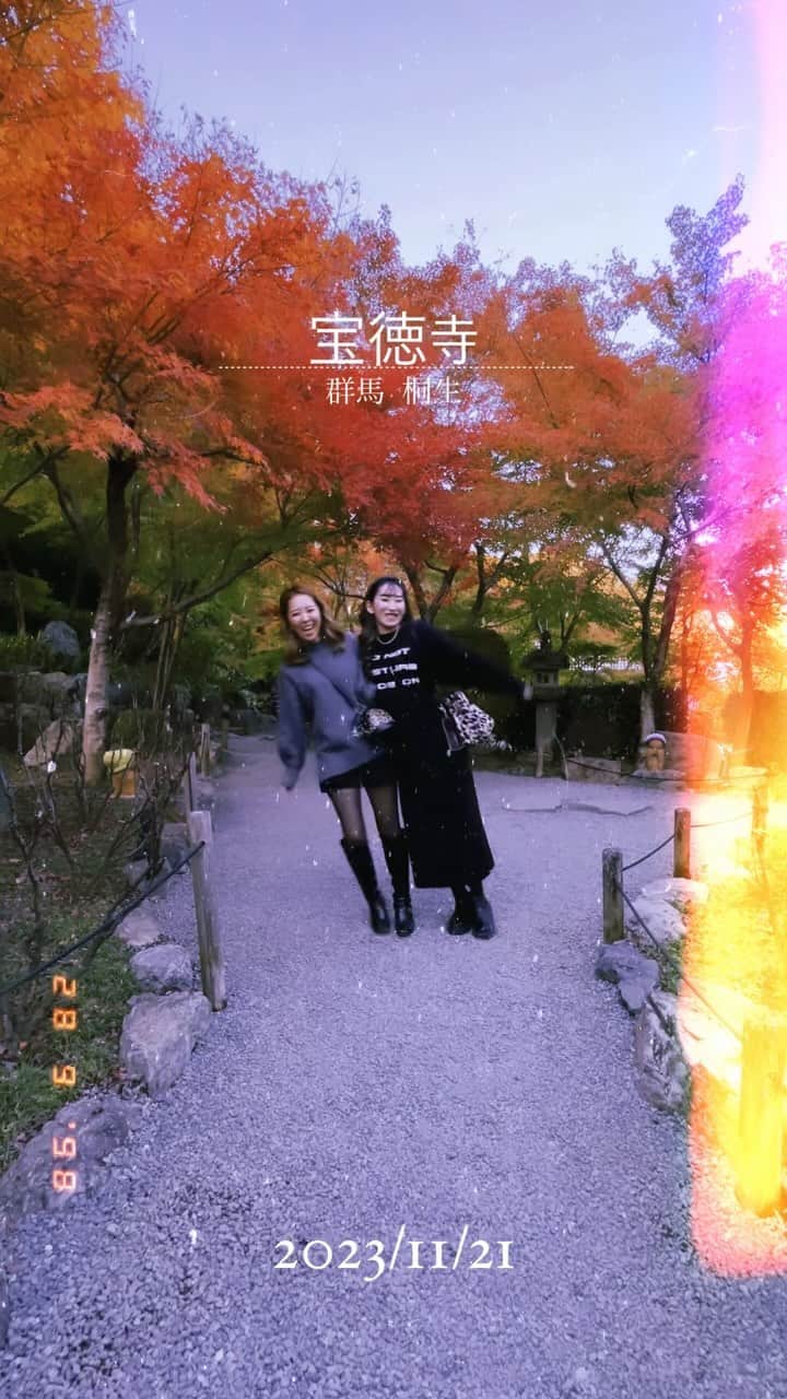 MIMIのインスタグラム：「🍁🍁🍁  よく見るヤツやってみた👯‍♀️w 怖くてすぐ足が出ちゃう〜🤣💦  📍 宝徳寺 (群馬県桐生市)」