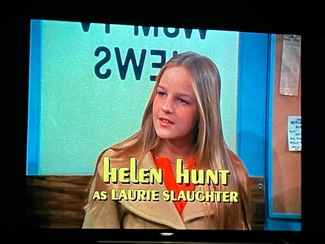 ヘレン・ハントのインスタグラム：「Yup.   #themarytylermooreshow  @ericgilliland」