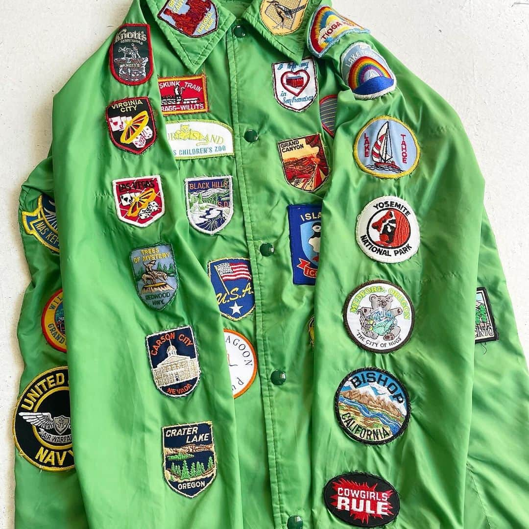 DROP...vintage select shopさんのインスタグラム写真 - (DROP...vintage select shopInstagram)「1970s Allover Wappen Nylon Coach Jacket Green MADE IN USA 【XL】  ゴージャスなワッペン🏰  グリーンボディなのも嬉しいです💚  ここまでのやつはないですね。」11月28日 15時18分 - tokyo_drop