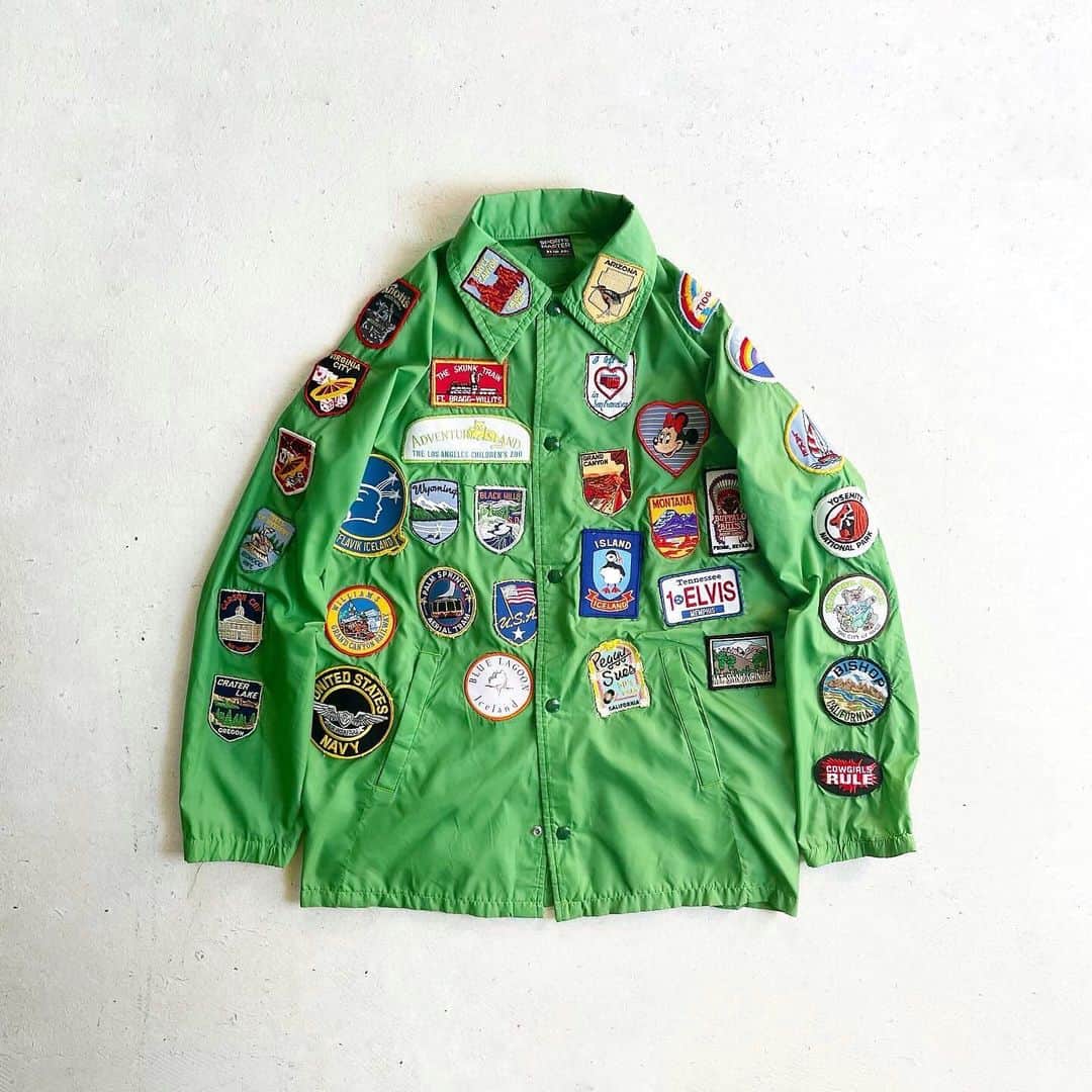 DROP...vintage select shopのインスタグラム：「1970s Allover Wappen Nylon Coach Jacket Green MADE IN USA 【XL】  ゴージャスなワッペン🏰  グリーンボディなのも嬉しいです💚  ここまでのやつはないですね。」