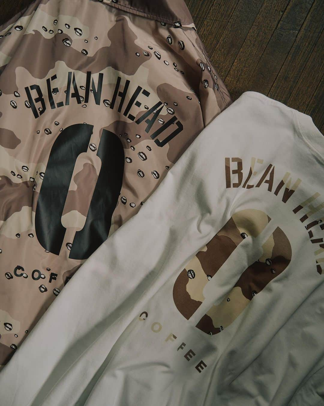 ベドウィンさんのインスタグラム写真 - (ベドウィンInstagram)「"BEAN HEAD" Capsule collection by DOE x BEDWIN & THE HEARTBREAKERS x KUUMBA  BEDWIN & THE HEARTBREAKERSのパートナーでもあるDOE、インセンスブランドKUUMBAとのトリプルネームコラボレーションカプセルシリーズ【BEAN HEAD】を発売します。  このコラボレーションは、コーヒー豆とアメリカの慣用句「BEAN HEAD」に由来するアイデアを組み合わせた、DOE独自のコーヒーラベル「餖」にインスパイアされています。BEDWIN & THE HEARTBREAKERSのアイコニックなスタイルにミリタリーの要素を加え、コーヒー豆の要素を取り入れたオリジナルの砂漠迷彩柄をメインビジュアルに仕上げました。   DOE x BEDWIN & THE HEARTBREAKERS x KUUMBAの3者コラボレーションシリーズ【BEAN HEAD】は、12月2日（土）にDOE、BEDWIN & THE HEARTBREAKERS、KUUMBA関連の小売チャンネルで同時発売されますので、ご期待ください。  #bedwinandtheheartbreakers  #bedwin #ベドウィン  #doeshanghai   #kuumba  #kuumbainternational」11月28日 15時29分 - bedwin_official