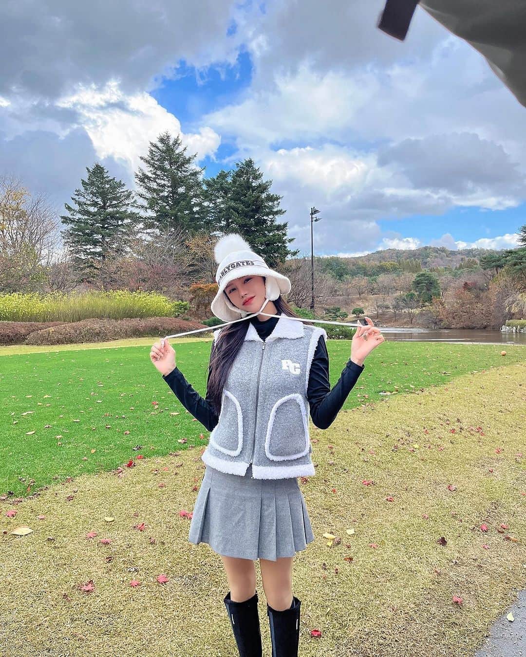 Son Ju Heeのインスタグラム：「- 골프치면서 제일 들쑥날쑥한 날씨였지만 사진 영상 색감 무엇?! ☺️🩵  하늘이랑 구름은 너무너무 예쁜데 갑자기 비가 왔다 안왔다 몇번을 반복하고 바람은 미친듯이 불어서  내 스스로 걷는게 아니라 떠밀려서 걷고 떠밀려서 치는 느낌이랄까? 🫨 게다가 그린엔 나뭇가지, 낙엽이 잔뜩이라 이건 뭐 총체적난국😂😂  근데 사진이랑 영상은 이렇게 예쁘다니..😅  이런 날씨에 딱이였던 내 양털 조끼 사랑합니다! 🐑🤍 가벼운데 진짜 퐁실퐁실 따뜻하고  칠때도 전혀 불편함 없고! 번덕스러운 날씨 때문에 조끼 입고 벗고 엄청했는데 입고 벗기도 너무 편하고 가볍고 따숩고  이건 평소때도 두고두고 잘입어야지🫶🏻  이제 시즌아웃이라 이런날도 그립겠지?   #수원cc #파리게이츠 #크리스몰  #골프웨어예쁜게너무많아  #골프웨어추천  #귀여운모자는덤」