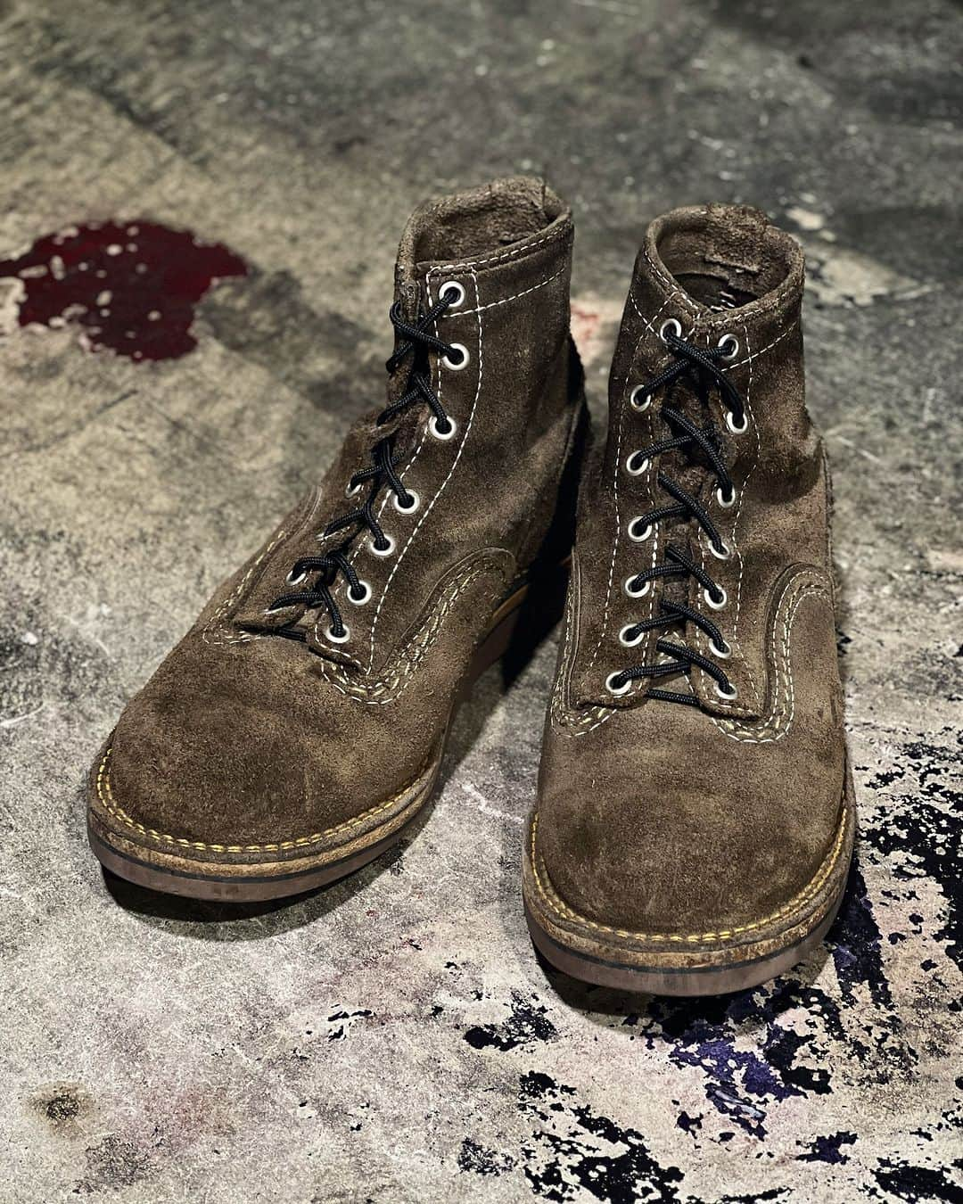 ウェスコのインスタグラム：「〜REPAIR THE WESCO BOOTS〜 Customer's Wesco boots received for sole replacement.  〜 Charcoal Roughout Leather〜 "Jobmaster" 愛用歴 : 約1年6ヶ月 リペア履歴 : 初回ソール交換《#4014Brown → Raptor Black》  #westcoastshoecompany #wesco #wescoboots #jobmaster #charcoal #roughout #repair #FactoryShoeRepairing #since1918 #100YEARS #oregon #scappoose #madeinUSA🇺🇸 #osaka #wescojapan #tokyo #wescoebisu #wescosetagaya」