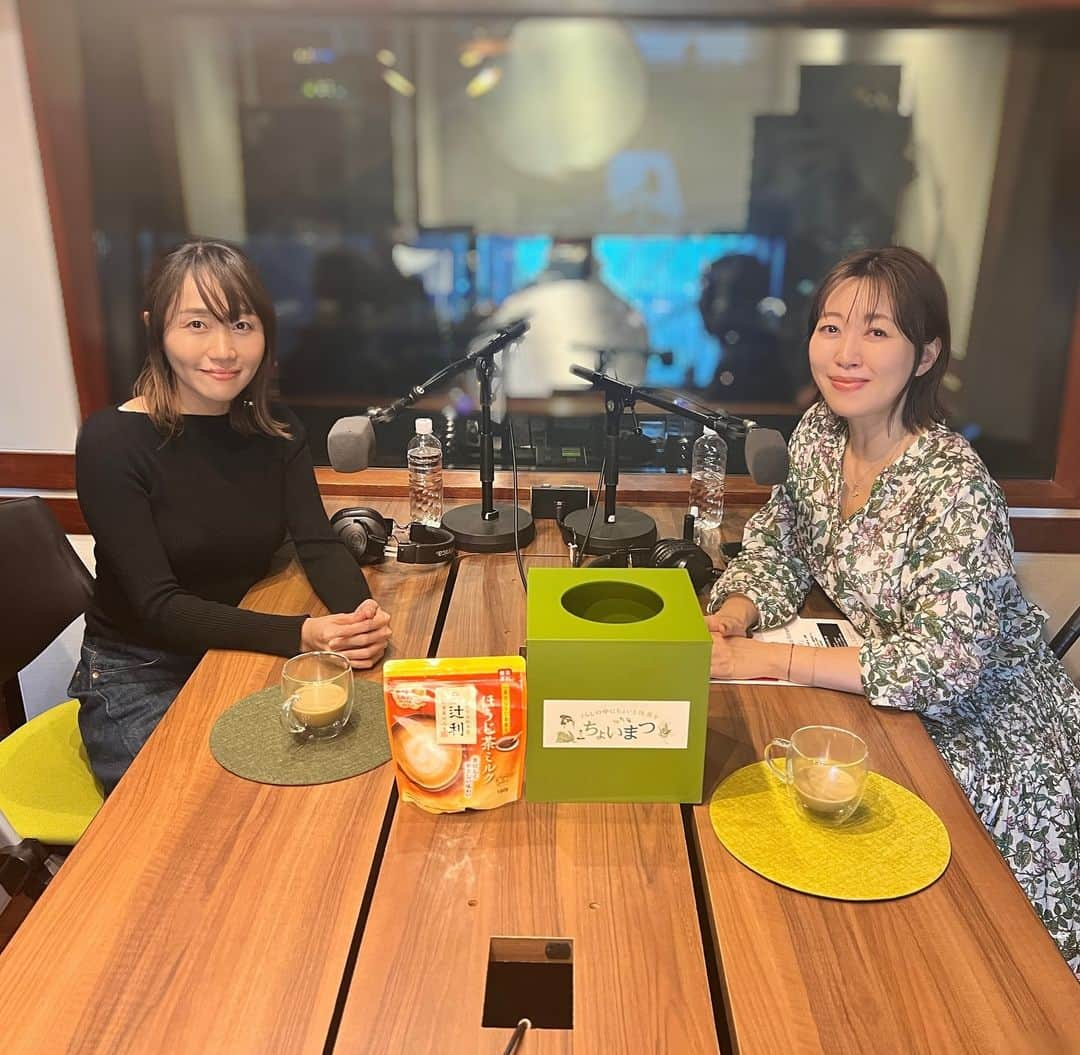 坂本美雨のディア・フレンズのインスタグラム：「11/28 #ディアフレンズ  #矢井田瞳 さんをお迎えしました💚 @hitomi_yaida   10月19日に最新曲『#アイノロイ』が 配信リリースされました！  現在放送中 #菅野美穂 さん主演のドラマ 「#ゆりあ先生の赤い糸」の主題歌として書き下ろした楽曲🧵  ―――――――――――――――― 倒れた夫には美青年の愛人が…!?  地味でタフで明るい踏ん張る“おっさん”主婦の 数奇な人生＆家族の物語。 ――――――――――――――――  原作は、今年4月に「手塚治虫文化賞」で マンガ大賞を受賞した、入江喜和さんによる作品。  早くも連ドラ化され、菅野美穂さんが “現代の新しすぎる主婦ヒロイン”を演じています。  美雨さん 「書き下ろしということで、複雑な環境の主人公に どう曲で寄り添われたんでしょうか？」  矢井田瞳さん 「様々な経験をしてきてからこそできる選択や しなやかな強さ、そういうところを表現できたらと。 このドラマだけじゃなくても、日々大変な世の中を たくましく生き抜いている方がたくさんいらっしゃると 思うんですけれど、そういったすべての方の 背中をちょっとでも押せるような。 力強く、私も一歩出してみようと思ってもらえるよう 願いを込めて書きました。」  そしてサウンドプロデューサーは 売れっ子プロデューサーの#Yaffle さん！  ―――――――――――――――― 辻利のお茶を飲みながらリフレッシュしていただく時間♬  Q.ホッとしたいときにすることは？  「ソファーにザバーン！（笑） 例えばテーブルでパソコン仕事をしていて 終わってパタンと閉じて一息つこうと思ったら まずはソファーにザバーン！ 寝転がったら足が肘掛けに当たるぐらいなんですけど それがまたちょうどいい感じに、すっぽりはまれる。」  そしてお笑いが大好きで、劇場にも通っているというヤイコさん🥳 次に来るのは #家族チャーハン 🍥  #辻利 #ほうじ茶 #ほうじ茶ミルク #坂本美雨 @miu_sakamoto @miusakamoto.staffofficial #tokyofm #JFN #全国38局ネット #radiko  @tokyofm_official」