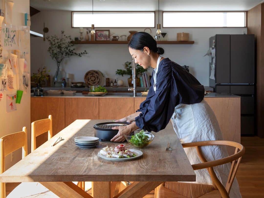 宇藤えみさんのインスタグラム写真 - (宇藤えみInstagram)「@siroca.jp から発売された「おうちいろり」  スタイリングをさせていただき親子で登場しています。 ストーリーを見てくださっている方はよ〜くご存知かと思いますが。笑 ごはん作るのが面倒だなぁ…でも美味しいごはんは食べたいのよ…と思った日は、我が家は何かしら旬な食材を買ってきては焼き焼きしています。 それが楽しいし美味しいし、子たちも取り合いながら楽しそう。笑 今までは普通のものを使っていましたが、 いろりのように食卓を囲め、 我が家の器たちとも馴染んでくれる「おうちいろり」 焼くだけでなくいろんな楽しみ方があるのでこれから宴が増えるシーズン楽しみたいと思いますっ🎵 #暮らし#おうちいろり」11月28日 15時33分 - emiuto