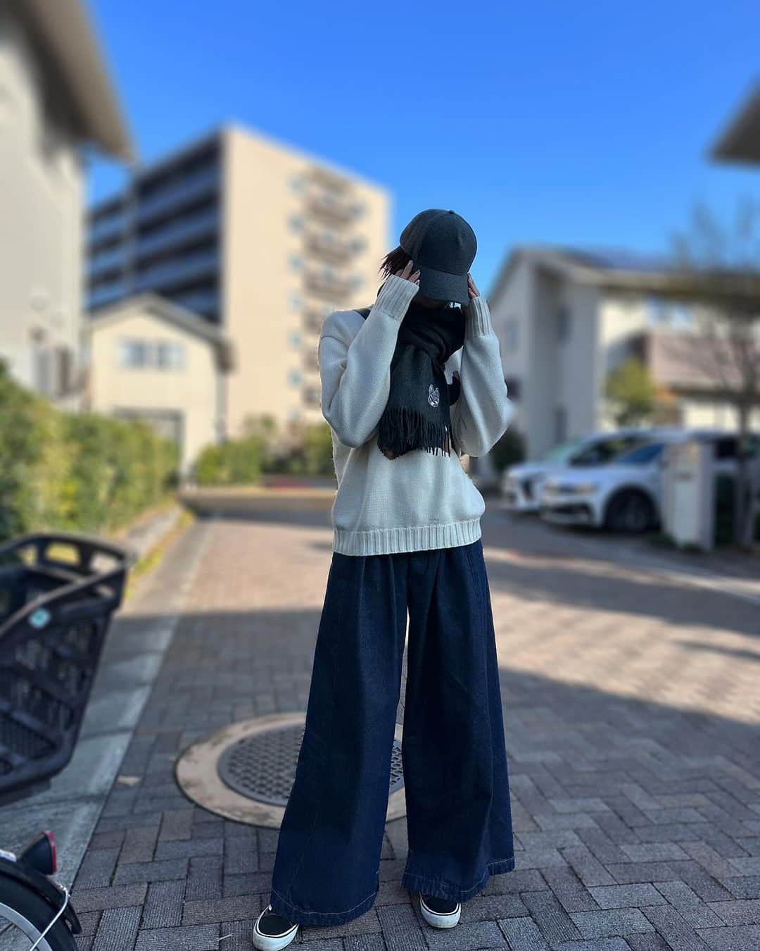 大友愛さんのインスタグラム写真 - (大友愛Instagram)「だんだんと冬⛄️らしくなってきた〜  子供たちが習い事をスタートしてあっとゆー間に 1週間がすぎる💨💨💨  気づいたら 寝落ちしちゃってたり 夜は21時に寝れる時は 子供達と同じタイミングで寝ちゃってるw  はぁ😮‍💨 朝起きるのが辛いんだよなぁ〜  #古着 #古着mix  #古着コーデ  セカオワのサザンカが沁みるぅ〜🎵  自分を大切にしよぉね🤲💗」11月28日 15時34分 - ai_dayooon