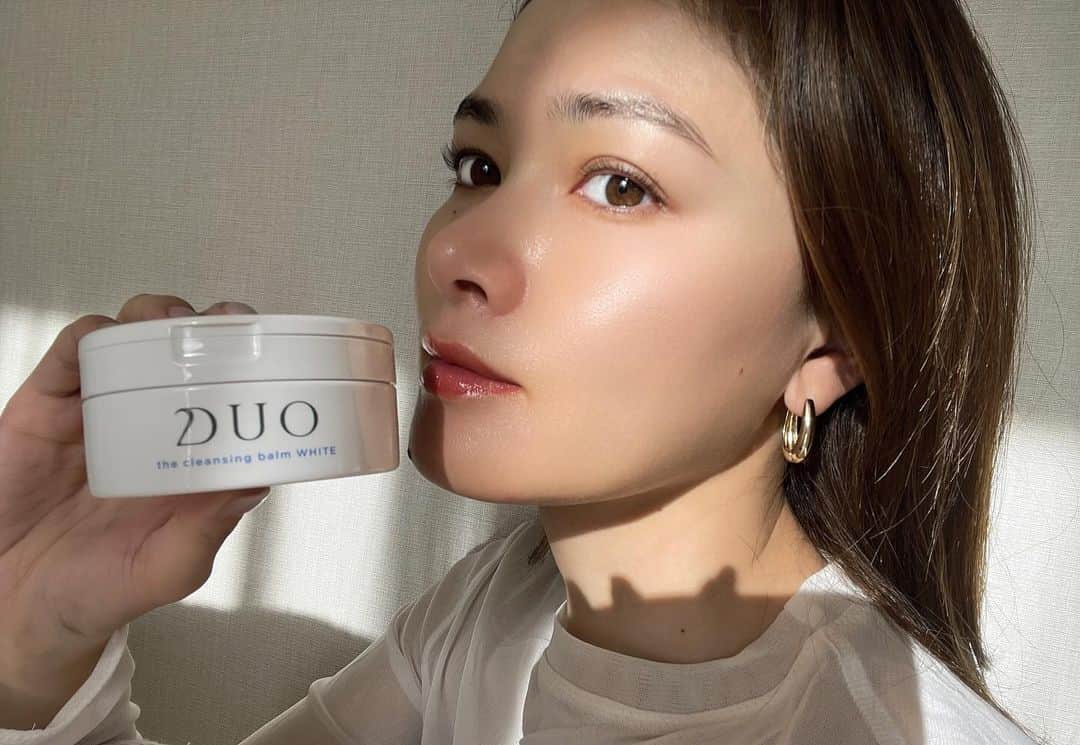 松井由貴美さんのインスタグラム写真 - (松井由貴美Instagram)「*  くすみに効果的なホワイトバーム🤍 .  寒くなってきて 血色が悪くなりがちな方にも オススメ☺️ .  天然クレイの成分でくすみの原因になる 古い角質や酸化皮脂、黒ずみなどの 老廃物を優しく吸着して落としてくれるから お肌のトーンアップが目指せるよ✨ .  #duo #デュオ #デュオザホワイトバーム #クレンジング #クレンジングバーム #透明感 #くすみケア #美肌作り #スッピン #pr」11月28日 15時50分 - yukimi_1122