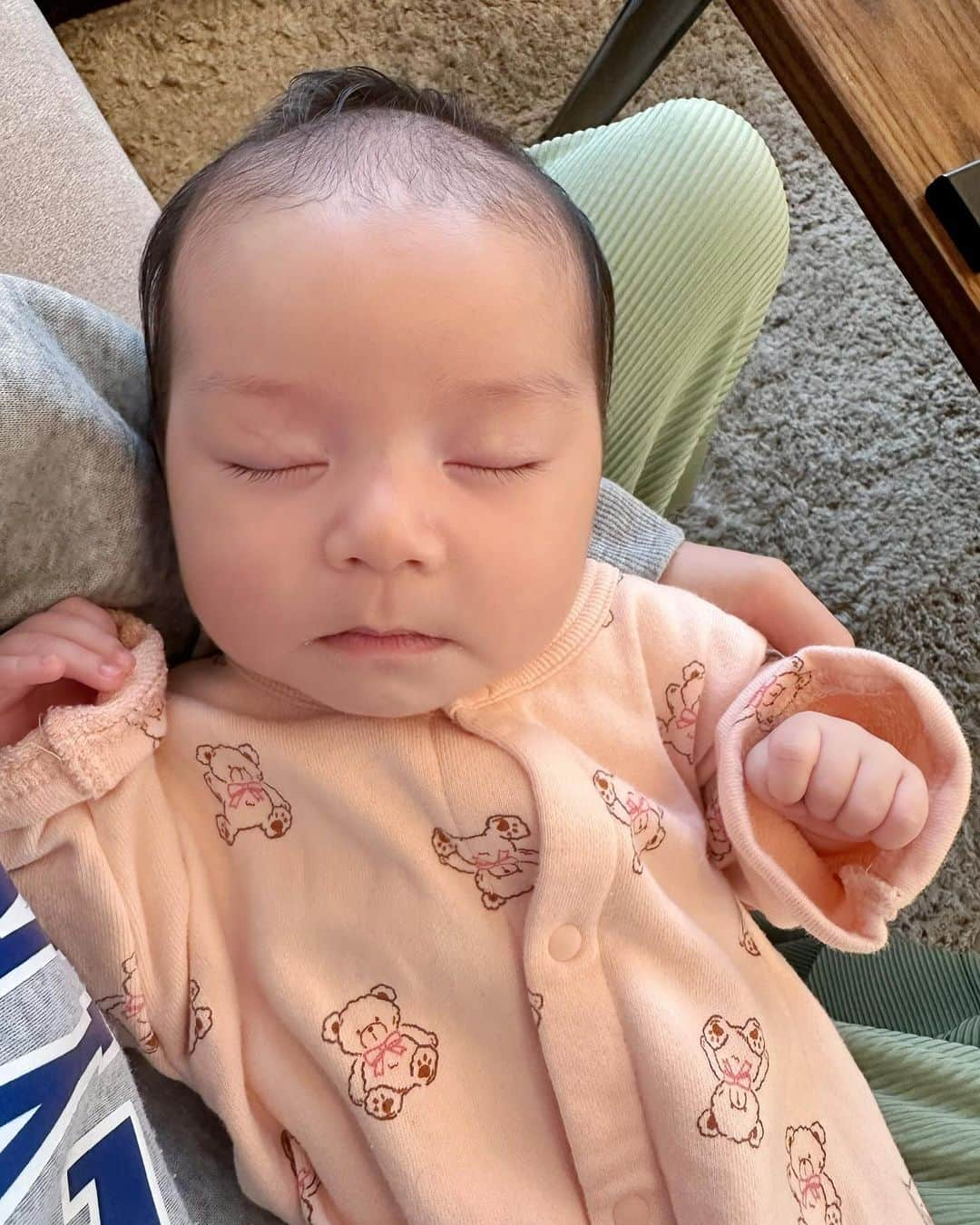 福本沙織さんのインスタグラム写真 - (福本沙織Instagram)「㊗︎2ヶ月👶🎉 今日で産まれて2ヶ月！ 2ヶ月前の今日のこの時間は陣痛に苦しんでたなぁ笑 2ヶ月になって脚の力が強くなって 指しゃぶりをするようになって ちょっぴり喃語が出てきて 笑うようになってきました🤍 日々の成長が嬉しい☺️ これからもすくすく育ってね🤭🌸  #生後2ヶ月 #生後2ヶ月女の子 #生後2ヶ月ベビー #2ヶ月ベビー #2ヶ月baby #0歳児ママ #0歳児 #0歳児育児 #女の子baby #女の子のママ #クウォーター」11月28日 15時51分 - saoriiinu918