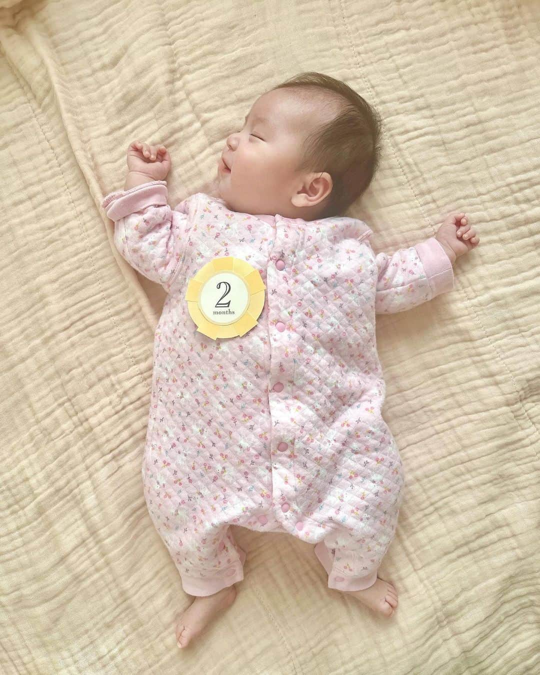 福本沙織のインスタグラム：「㊗︎2ヶ月👶🎉 今日で産まれて2ヶ月！ 2ヶ月前の今日のこの時間は陣痛に苦しんでたなぁ笑 2ヶ月になって脚の力が強くなって 指しゃぶりをするようになって ちょっぴり喃語が出てきて 笑うようになってきました🤍 日々の成長が嬉しい☺️ これからもすくすく育ってね🤭🌸  #生後2ヶ月 #生後2ヶ月女の子 #生後2ヶ月ベビー #2ヶ月ベビー #2ヶ月baby #0歳児ママ #0歳児 #0歳児育児 #女の子baby #女の子のママ #クウォーター」