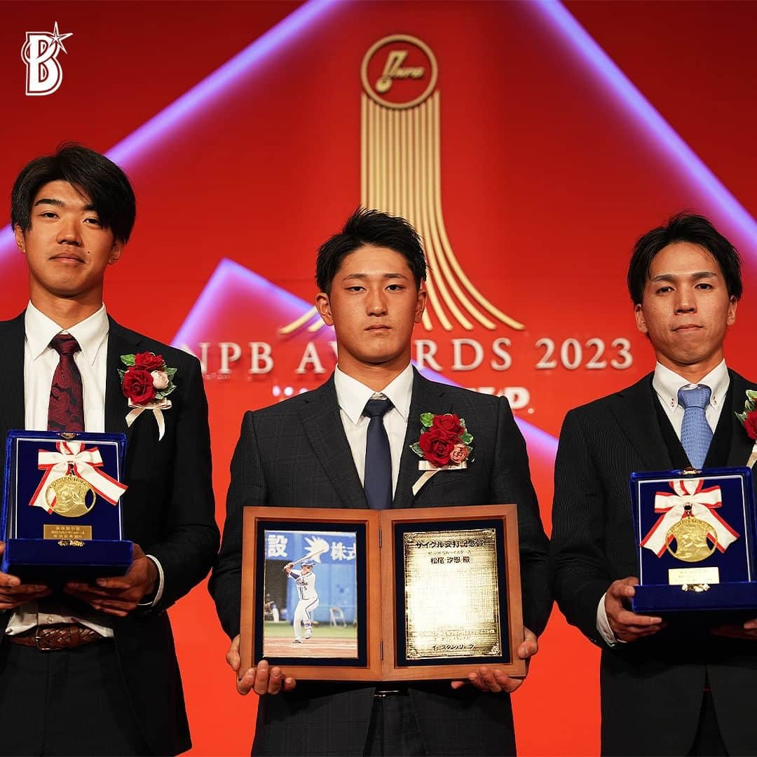 横浜DeNAベイスターズさんのインスタグラム写真 - (横浜DeNAベイスターズInstagram)「【イースタン・リーグ】 本日「NPB AWARD 2023」が開催され、#梶原昂希 選手が優秀選手賞、#松尾汐恩 選手が特別賞を受賞！ #村川凪 選手が最多盗塁者賞で表彰されました！  ◾️松尾汐恩選手 コメント 「このような素晴らしい賞を受賞することができ、素直にうれしく思います。たくさんの方々に支えられてサイクル安打を達成することができたと思っています。来シーズンはチームの勝利に貢献できるように頑張りますので、これからもたくさんのご声援よろしくお願いいたします」  ◾️梶原昂希選手 コメント 「イースタン・リーグ優秀選手賞を受賞でき、嬉しく思います。関係者の方々、スタッフの方々のサポートがあってこその受賞だと思います。この賞に満足せず、どんどんレベルアップしていきたいと思います。今後とも応援のほどよろしくお願いします」  ◾️村川凪選手コメント 「盗塁王というタイトルを獲得でき、とても嬉しく思います。球団に求められている部分を今年は突き詰めてやってきたので、それが形となりホッとしています。一軍の舞台でチームの戦力になれるよう、今以上にレベルアップしたいと思います」  #baystars」11月28日 15時53分 - baystars_official