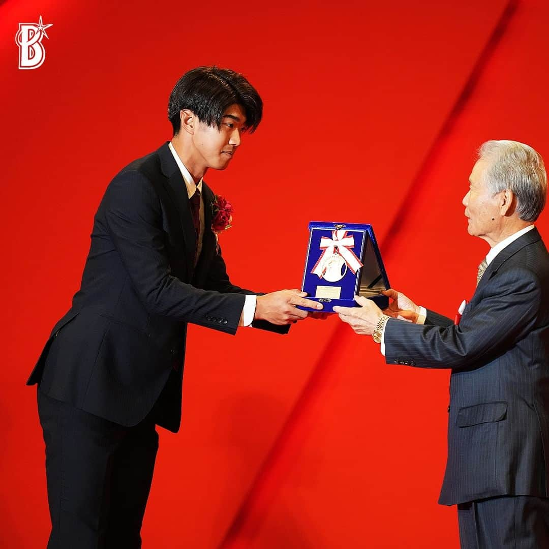 横浜DeNAベイスターズさんのインスタグラム写真 - (横浜DeNAベイスターズInstagram)「【イースタン・リーグ】 本日「NPB AWARD 2023」が開催され、#梶原昂希 選手が優秀選手賞、#松尾汐恩 選手が特別賞を受賞！ #村川凪 選手が最多盗塁者賞で表彰されました！  ◾️松尾汐恩選手 コメント 「このような素晴らしい賞を受賞することができ、素直にうれしく思います。たくさんの方々に支えられてサイクル安打を達成することができたと思っています。来シーズンはチームの勝利に貢献できるように頑張りますので、これからもたくさんのご声援よろしくお願いいたします」  ◾️梶原昂希選手 コメント 「イースタン・リーグ優秀選手賞を受賞でき、嬉しく思います。関係者の方々、スタッフの方々のサポートがあってこその受賞だと思います。この賞に満足せず、どんどんレベルアップしていきたいと思います。今後とも応援のほどよろしくお願いします」  ◾️村川凪選手コメント 「盗塁王というタイトルを獲得でき、とても嬉しく思います。球団に求められている部分を今年は突き詰めてやってきたので、それが形となりホッとしています。一軍の舞台でチームの戦力になれるよう、今以上にレベルアップしたいと思います」  #baystars」11月28日 15時53分 - baystars_official