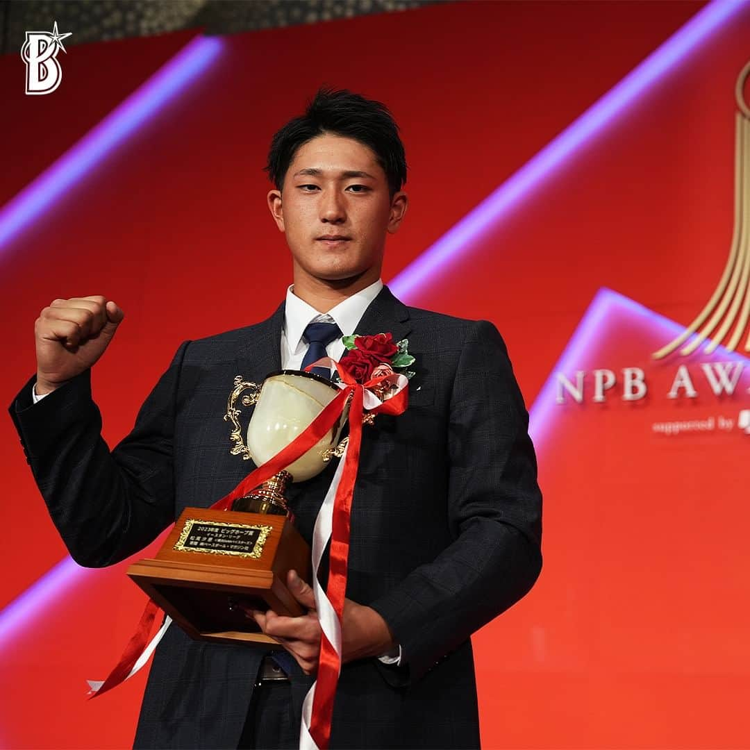 横浜DeNAベイスターズさんのインスタグラム写真 - (横浜DeNAベイスターズInstagram)「【イースタン・リーグ】 本日「NPB AWARD 2023」が開催され、#梶原昂希 選手が優秀選手賞、#松尾汐恩 選手が特別賞を受賞！ #村川凪 選手が最多盗塁者賞で表彰されました！  ◾️松尾汐恩選手 コメント 「このような素晴らしい賞を受賞することができ、素直にうれしく思います。たくさんの方々に支えられてサイクル安打を達成することができたと思っています。来シーズンはチームの勝利に貢献できるように頑張りますので、これからもたくさんのご声援よろしくお願いいたします」  ◾️梶原昂希選手 コメント 「イースタン・リーグ優秀選手賞を受賞でき、嬉しく思います。関係者の方々、スタッフの方々のサポートがあってこその受賞だと思います。この賞に満足せず、どんどんレベルアップしていきたいと思います。今後とも応援のほどよろしくお願いします」  ◾️村川凪選手コメント 「盗塁王というタイトルを獲得でき、とても嬉しく思います。球団に求められている部分を今年は突き詰めてやってきたので、それが形となりホッとしています。一軍の舞台でチームの戦力になれるよう、今以上にレベルアップしたいと思います」  #baystars」11月28日 15時53分 - baystars_official