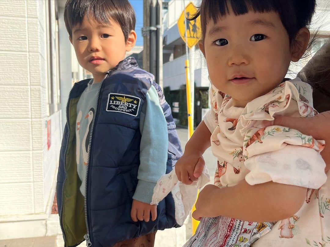 大湯みほさんのインスタグラム写真 - (大湯みほInstagram)「………  久しぶりの　@ayako__n  ぐっさ〜ん✨　 にも会えました🤗  お互い子供がいるとなると、わずかな時間でドタバタ✨💨にはなってしまって、昔のようにのんびりランチ🍽なんぞ出来ませんが、それはそれで楽しかったです💕  とっくのとうに過ぎた👶我が家の坊やに🎁お誕生日プレゼントまで用意してくれてて、びっくり🥺流石、2人も育ててるだけあって、本当に安心感のある、ぐっさん💕いつも、沢山のアドバイスありがとうね✨  次女ちゃんとは🎀同級生コンビ✌️✌️ 女の子に、ニヤニヤ、照れる坊や😂手も、つなげそうで…恥ずかしがってる、そんなやり取りに、こっちが、キュン💕としました✨  また、ちょくちょく時間みつけて、あそぼうね🙋‍♀️」11月28日 15時59分 - nukazukemiho0320