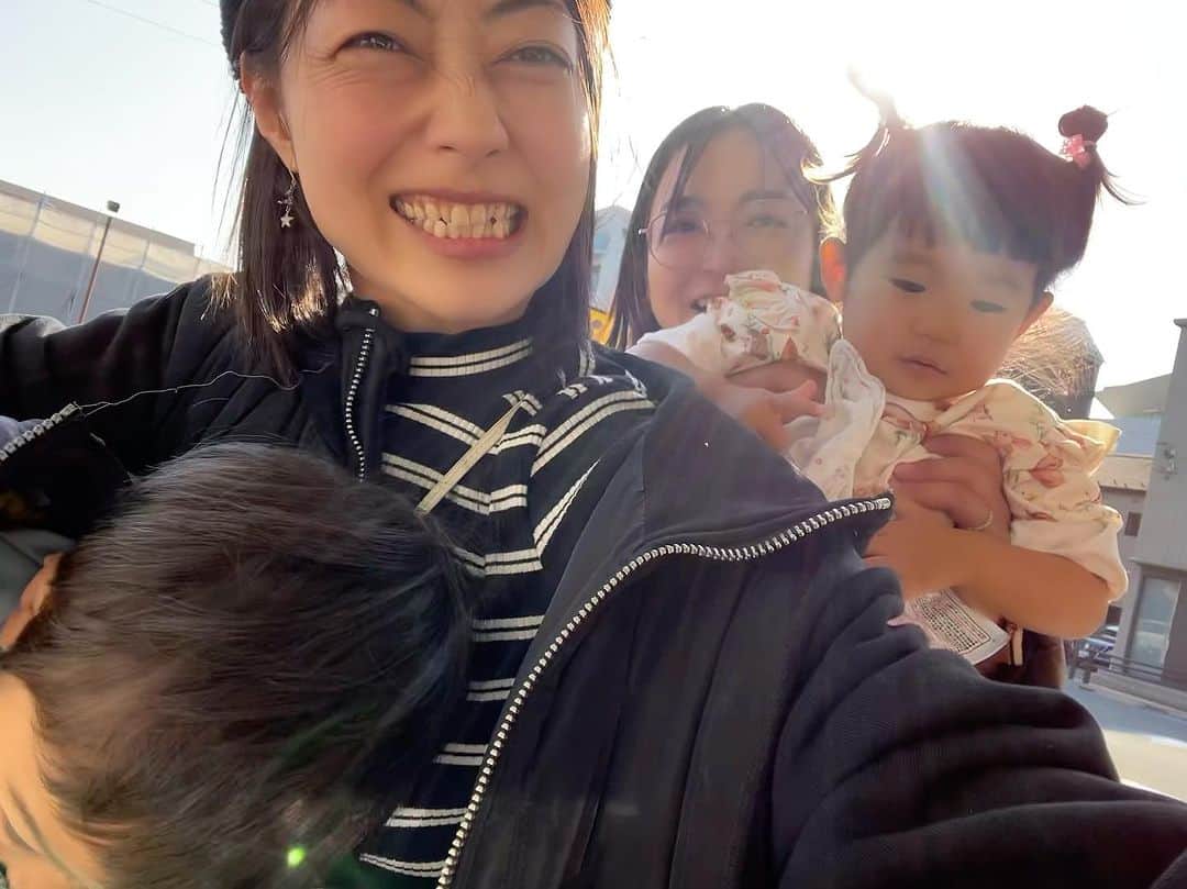 大湯みほさんのインスタグラム写真 - (大湯みほInstagram)「………  久しぶりの　@ayako__n  ぐっさ〜ん✨　 にも会えました🤗  お互い子供がいるとなると、わずかな時間でドタバタ✨💨にはなってしまって、昔のようにのんびりランチ🍽なんぞ出来ませんが、それはそれで楽しかったです💕  とっくのとうに過ぎた👶我が家の坊やに🎁お誕生日プレゼントまで用意してくれてて、びっくり🥺流石、2人も育ててるだけあって、本当に安心感のある、ぐっさん💕いつも、沢山のアドバイスありがとうね✨  次女ちゃんとは🎀同級生コンビ✌️✌️ 女の子に、ニヤニヤ、照れる坊や😂手も、つなげそうで…恥ずかしがってる、そんなやり取りに、こっちが、キュン💕としました✨  また、ちょくちょく時間みつけて、あそぼうね🙋‍♀️」11月28日 15時59分 - nukazukemiho0320