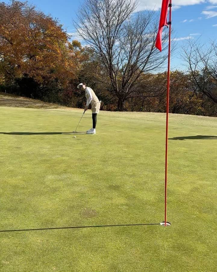 佐藤のぞみのインスタグラム：「産後初ラウンド⛳️ 家族に付き合ってもらいました😊 バーディーパット入ったところを双子の妹が撮っててくれた✨声ね。笑  #golf #ラウンド #パター #バーディーパット #カート乗りまくり」