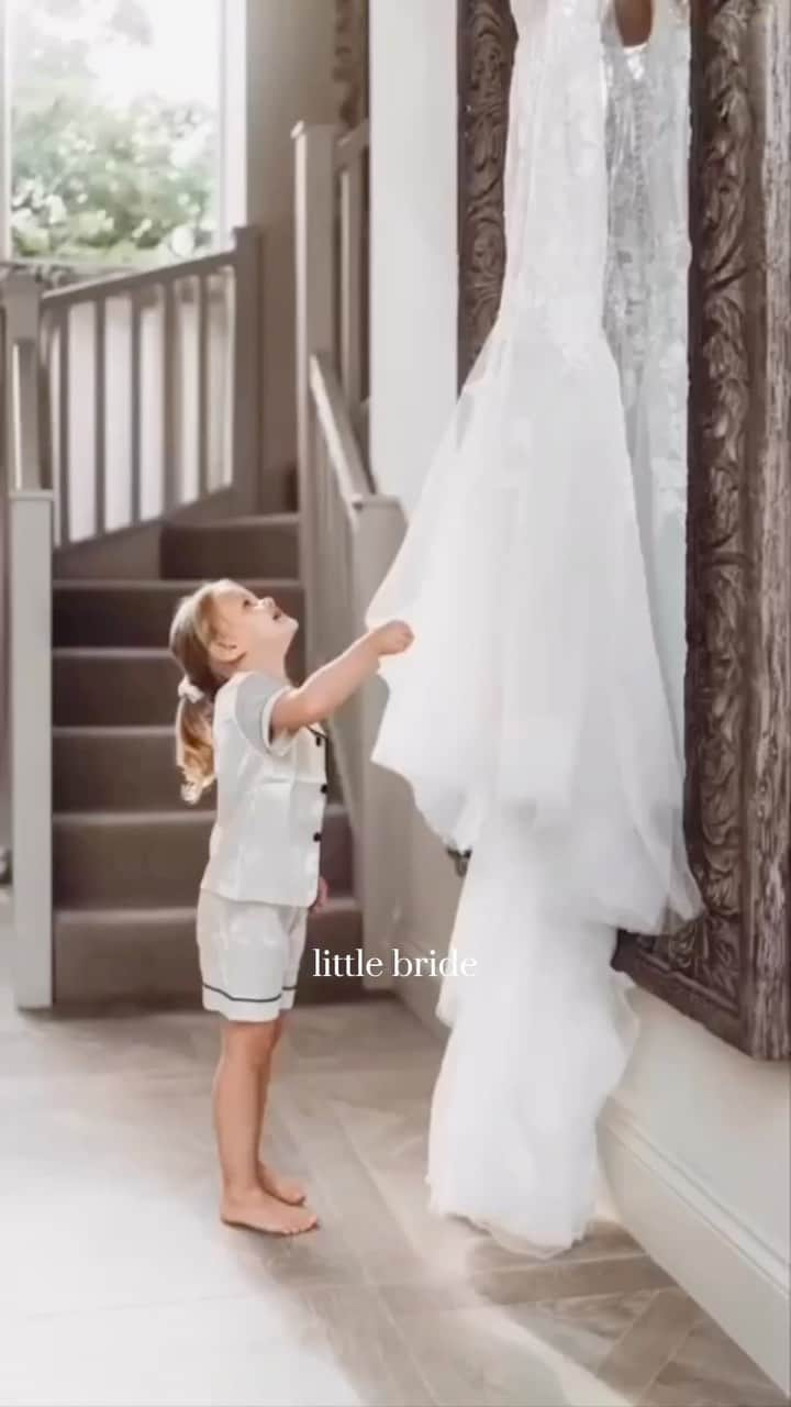 ♡プラコレWedding·⋆*のインスタグラム：「little bride🤍小さな花嫁さま  ウェディングドレスは小さい頃から憧れるもの💭👑 ウェディングドレスの魔法って素敵ですよね🪄  video by... @she_saidyes さま @bridesdaydream さま @kizatasozu さま @viafloraforgirls さま  #一度きりの人生一度は魔法にかけられて #プラコレ #dressy花嫁 #ウェディングドレス #wedding #dîlan #결혼식 #ドレス迷子 #花嫁 #韓国ドレス #花嫁コーデ #littlebride #キッズドレス」