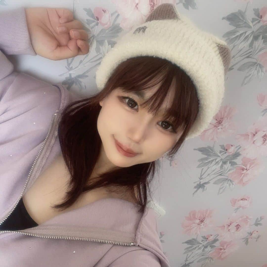 桜川ひめこのインスタグラム：「ねこみみ帽子コレクション🐈 ニット帽〜〜✨ とーってもかわいい！もっと寒くなったらたくさん出番出そう(っ´ω`c)♡ 今日かぶっていこうかなあっておもったのだけど、意外と今日は暖かかった！ ヒートテックきたら暑いって思うほど！ 寒くなって、ねこみみぼうしたくさんかぶるの楽しみ🎵(*´ω`*)  #idol #アイドル　#ねこみみ帽子　#猫耳　#ねこみみ　#猫耳帽子　#アキバ系アイドル」