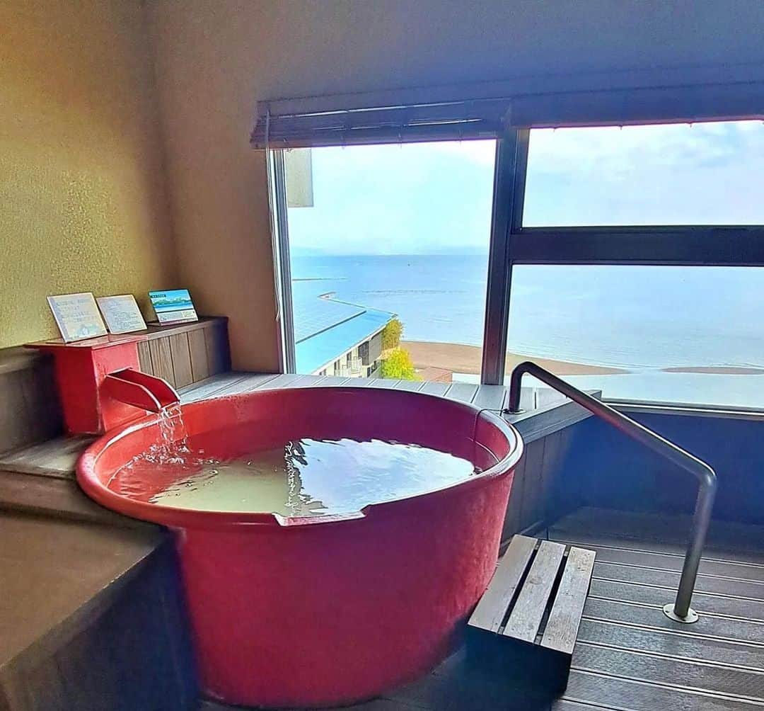ホテル南風楼さんのインスタグラム写真 - (ホテル南風楼Instagram)「いつもご覧いただきありがとうございます✨  本日は　@nonoko.second.life さまの素敵な投稿をご紹介させていただきます🪷 ・・・  島原で泊まったホテル南風楼。 露天風呂付のお部屋で、お風呂に入りながら有明海を一望出来ました。 最高だったのは、朝日です🌅 窓越しの写真なので、クリアではないですが、ホントにキレイでした。  ――――――――――――――― . ◇ご予約・お問い合わせ◇ 0957-62-5111 （受付時間 9：00〜18：00） ・ ◆#ホテル南風楼  と付けて投稿すると、こちらの アカウントなどで紹介させていただくことがございます。 ・  ・ ◇お知らせ◇ ホテル南風楼では素敵なウェディング会場もございます。 ウェディング公式Instagramアカウントです。 →@hotel_nampuro_wedding  ぜひご覧ください。 ・  ・ ―――――――――――――――――――― ・ .  #露天風呂付き客室  #記念日旅行  #島原温泉  #露天風呂 #秋旅 #絶景ホテル #長崎県 #島原市 #露天風呂付客室 #長崎旅行 #長崎ホテル#nagasakitrip #nagasaki #オーシャンビュー #オーシャンビューホテル  #ご褒美旅行#onsen#japanhotel」11月28日 16時12分 - hotelnampuro