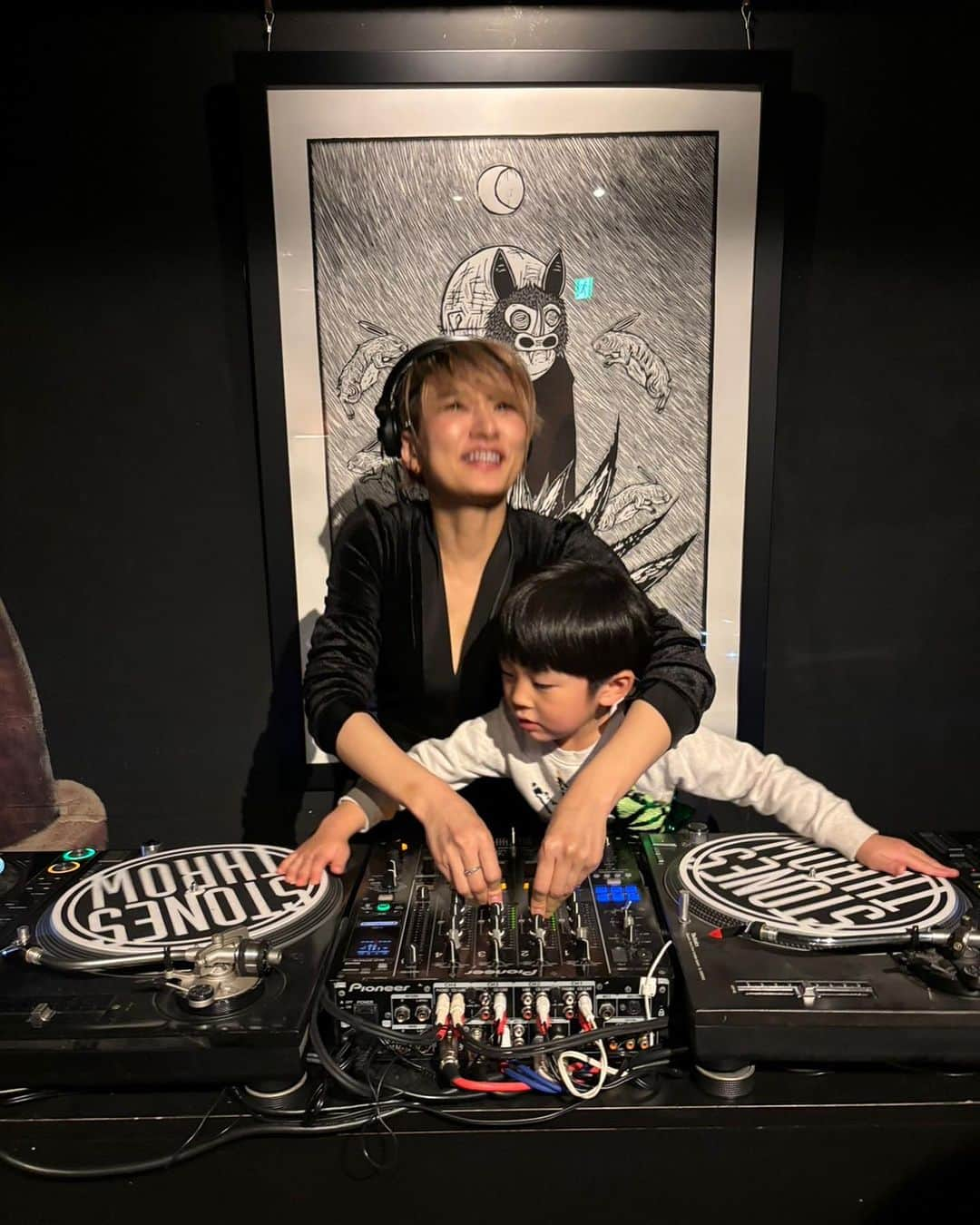 中川友里さんのインスタグラム写真 - (中川友里Instagram)「DJ at @tahona_tokyo   DJ前にお友達と合流してお子2人👦🏼👦🏼と遊んでもらってきた🫶🥲💓  尊いいのちとピュアな心に思わず熱帯魚🐠屋さんの前で涙してしまった🥲💓  ピュアピュアすぎて子どもと遊んでる時が仕事も忘れてある種のマインドフルな時間なのかも🥹🥲💓癒しだ、、！ (最近みんなのいま、ここに生きる、マインドフルって何？を探して毎日生きてる🦢💡)  思わず母性🤱女性ホルモン出過ぎて妊娠するかと思った、子宮が疼いたよ🥹🌍🥺はーやっぱり家族って素敵🥺💓  子ども可愛すぎるわん🥺💓  最近はお友達の子どもと遊んでるのが癒しすぎる🥲🥹🪷  そして愛情深く育ってる子は本当に些細な言葉の一言、  人にかける言葉も違うので  幼少期の親からの愛情をどれだけ注ぐかが本当に人格形成に関わってくるのだなー🥲💓とひしひしと感じた🥹💓  大人になってからのインナーチャイルドへのケアも大事だけど、  未来ある子どもたち　  どれだけ充してあげるかでその子の未来も変わってくるんだもんな🥹💡  私はまだ子どもが居ないけど、  子育てとは親がまた、子どもから学ばせられることがたくさんあるのだろうな、と人生において経験したいことのひとつです☝️💓💡  可能性しかない子どもたちの未来🥹✨🎊  @tahona_tokyo で開催された @jr._marques のBD party🎊  たくさんのお客様と楽しい時間を過ごせてhappyでした！  素晴らしい先輩DJさんたちとご一緒できて最高の夜🎊✨  @i_am_shotyy くんのお子さん5歳がDJデビューしました⭐️🐣目指せ世界最年少DJ🦊✨  子どもへのDJ教室もやってます☝️💓笑  #dj」11月28日 16時04分 - darayunya