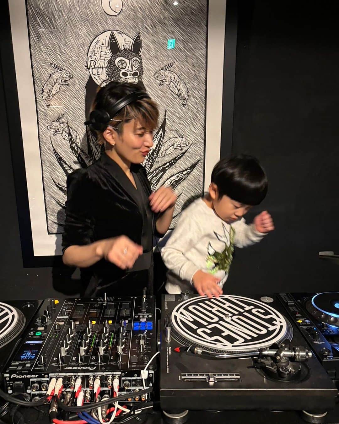 中川友里のインスタグラム：「DJ at @tahona_tokyo   DJ前にお友達と合流してお子2人👦🏼👦🏼と遊んでもらってきた🫶🥲💓  尊いいのちとピュアな心に思わず熱帯魚🐠屋さんの前で涙してしまった🥲💓  ピュアピュアすぎて子どもと遊んでる時が仕事も忘れてある種のマインドフルな時間なのかも🥹🥲💓癒しだ、、！ (最近みんなのいま、ここに生きる、マインドフルって何？を探して毎日生きてる🦢💡)  思わず母性🤱女性ホルモン出過ぎて妊娠するかと思った、子宮が疼いたよ🥹🌍🥺はーやっぱり家族って素敵🥺💓  子ども可愛すぎるわん🥺💓  最近はお友達の子どもと遊んでるのが癒しすぎる🥲🥹🪷  そして愛情深く育ってる子は本当に些細な言葉の一言、  人にかける言葉も違うので  幼少期の親からの愛情をどれだけ注ぐかが本当に人格形成に関わってくるのだなー🥲💓とひしひしと感じた🥹💓  大人になってからのインナーチャイルドへのケアも大事だけど、  未来ある子どもたち　  どれだけ充してあげるかでその子の未来も変わってくるんだもんな🥹💡  私はまだ子どもが居ないけど、  子育てとは親がまた、子どもから学ばせられることがたくさんあるのだろうな、と人生において経験したいことのひとつです☝️💓💡  可能性しかない子どもたちの未来🥹✨🎊  @tahona_tokyo で開催された @jr._marques のBD party🎊  たくさんのお客様と楽しい時間を過ごせてhappyでした！  素晴らしい先輩DJさんたちとご一緒できて最高の夜🎊✨  @i_am_shotyy くんのお子さん5歳がDJデビューしました⭐️🐣目指せ世界最年少DJ🦊✨  子どもへのDJ教室もやってます☝️💓笑  #dj」