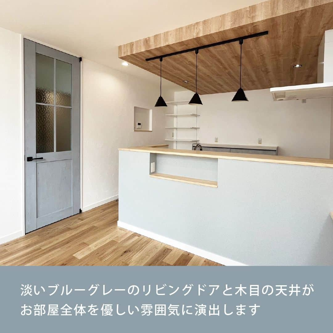 納得住宅工房さんのインスタグラム写真 - (納得住宅工房Instagram)「ナチュラルでかわいいテイストがお好みの方におススメ！家族の温もりをカタチにしたお家の見学会のお知らせです。 　　 12/9(土)10(日) 浜松市東区にて見学会開催！ 「"好き"があふれる温かい木のお家」 　 住宅に囲まれた立地も、リビングの上を8畳の大きな吹抜けにすることで自然光が差し込む温かい空間に。  クリアの床に木の格子柱、キッチンの下がり天井部分やテレビボードなど様々な場所に木目を採用し、木のぬくもりを感じることができる優しい雰囲気のLDK。 　　 自由設計だからこそできる、「好き」をカタチにした素敵なお家です。 　 家づくりの新しいアイデアに出会える完成見学会は、2日間だけの限定公開。  初めての方もお気軽にご来場くださいませ。  ▼2日間限定 完成見学会 "好き"があふれる温かい木のお家 ——————————— 開催日：12/9(土)10(日) 開催時間：10:00～17:00 開催場所：浜松市東区 ——————————— 　 【見学会のご予約・お問い合わせ】 HPまたは下記お電話番号までお気軽にお問い合わせください。 https://www.nattoku.jp/event/p38239/ nattoku住宅 浜松店 Tel：053-471-7109 ————————————  ☆見学会でお家を見るポイント☆  お施主の理想とこだわりを、完全自由設計な間取りとデザイン力で、それぞれに合わせた"暮らし"をデザインしています。 nattoku住宅だけでしか実現することのできない、オリジナルの性能と仕様が充実！理想以上の暮らしをご覧いただけます。 https://www.nattoku.jp/eventcat/cate01/  ———————————  【nattoku住宅とは】  nattoku住宅は、静岡県を拠点に、デザイン、性能、価格の三つの要素において「標準仕様 日本No.1」を目指しているアークビルド住宅会社です。  ▷工務店ではなく、私たちは”デザインから実現へ”をモットーに掲げ、新しい住宅のカテゴリーを創り上げています。 アークビルドという言葉は、建築や起源を表す「アーク」と「つくる」を組み合わせた造語です。 これは伝統的な工務店のイメージを超え、住宅建築に革命をもたらすイノベーションを追求する姿勢を象徴しています。  ▷私たちは多くのお客様と出会い、静岡と埼玉で合計2,350棟以上の建築実績を持っており、ご家族が安心して長く住める家を提供しています。 間取り、プラン、資金に関するご相談は、いつでもお気軽にお問い合わせいただけます。  ▷土地探し、移住、別荘、住み替え、投資物件、オフィスデザイン、リノベーション、リフォーム、ガーデニングなど、さまざまな住宅ニーズにワンストップで対応できるのが弊社の強みです。 ぜひ、お気軽にご相談ください。  ————————————  【nattoku住宅】　 お問い合わせ：0120-7109-58 ホームページはこちら https://www.nattoku.jp/ 毎日更新のスタッフブログはこちら https://www.nattoku.jp/blog/  ———————————— #nattoku住宅 #納得住宅工房 #完成見学会 #見学会情報 #浜松市 #ナチュラルモダン #木の家 #吹抜けのリビング  #自然素材の家 #新築注文住宅 #工務店が作る家 #自然素材の家づくり #工務店選び #静岡県工務店 #デザイン住宅 #静岡で家を建てる #静岡デザイン住宅 #静岡自然素材の家 #マイホーム #注文住宅 #自由設計の家 #理想の家」11月28日 16時05分 - nattoku_jutaku