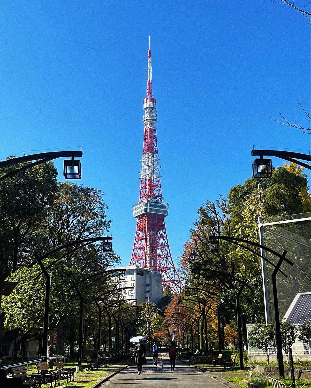 田中マヤさんのインスタグラム写真 - (田中マヤInstagram)「大好きな東京タワー。 青空、紅葉、今日はあったかくて最高に幸せ✨ お疲れ様✨今日もありがとう😌と感謝✨ （東京タワーの写真は御成門駅A6出口出てすぐのベンチの所）  散歩しながら帰りました！ ニューバランス🫢どこまでも歩けそうなくらい✨ カバンもリュックにもして✨  寄り道して、MCTオイルとコールドプレスジュースを。  cap/ @47japan  tops/ @annual_nz  pants/ @uncrave_official  bag/ @beyondthevines  sneakers/ @newbalance  @atmos_japan   #ootd #fashion #패션 #コーデ #コーディネート #マヤコーデネート #私服 #マヤ服 #低身長コーデ #低身長 #小柄コーデ #東京タワー #sneakers #スニーカー」11月28日 16時06分 - tanakamaya__official