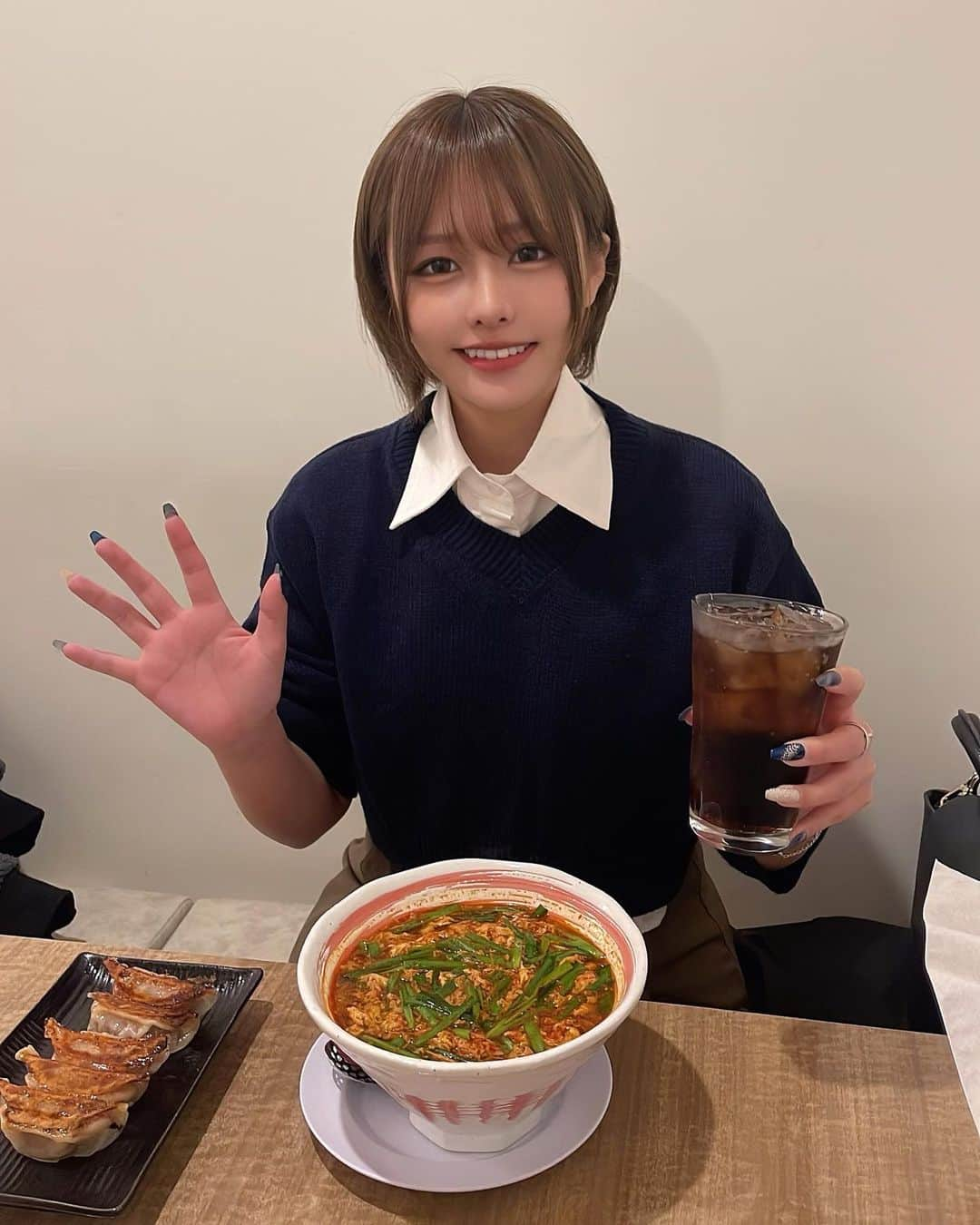 みなみさんのインスタグラム写真 - (みなみInstagram)「だいすきな宮崎辛麺 辛さもニラも卵も増量してコーラも餃子もしっかりw 深夜に行くから帰りはめちゃくちゃ歩いてカロリー消費 もう当分行けなさそうで悲しい。 #宮崎辛麺 #宮崎辛麺みやび #錦糸町 #コーラ大好き」11月28日 16時09分 - minamingo125