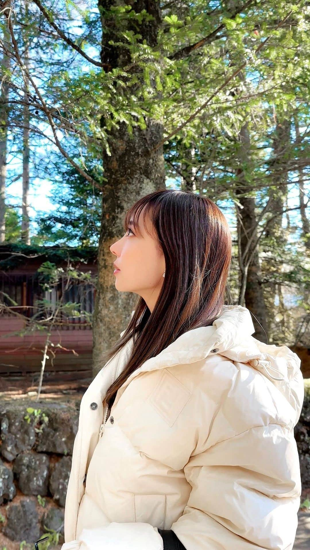 岡部あゆみのインスタグラム：「視線の先には..🍂🌳🌲 ⇇👀🎞️  #youlooklonelyicanfixthat  #youlooklonely #nature #karuizawa #karuizawajapan  #軽井沢 #視線の先 #大好きな道」