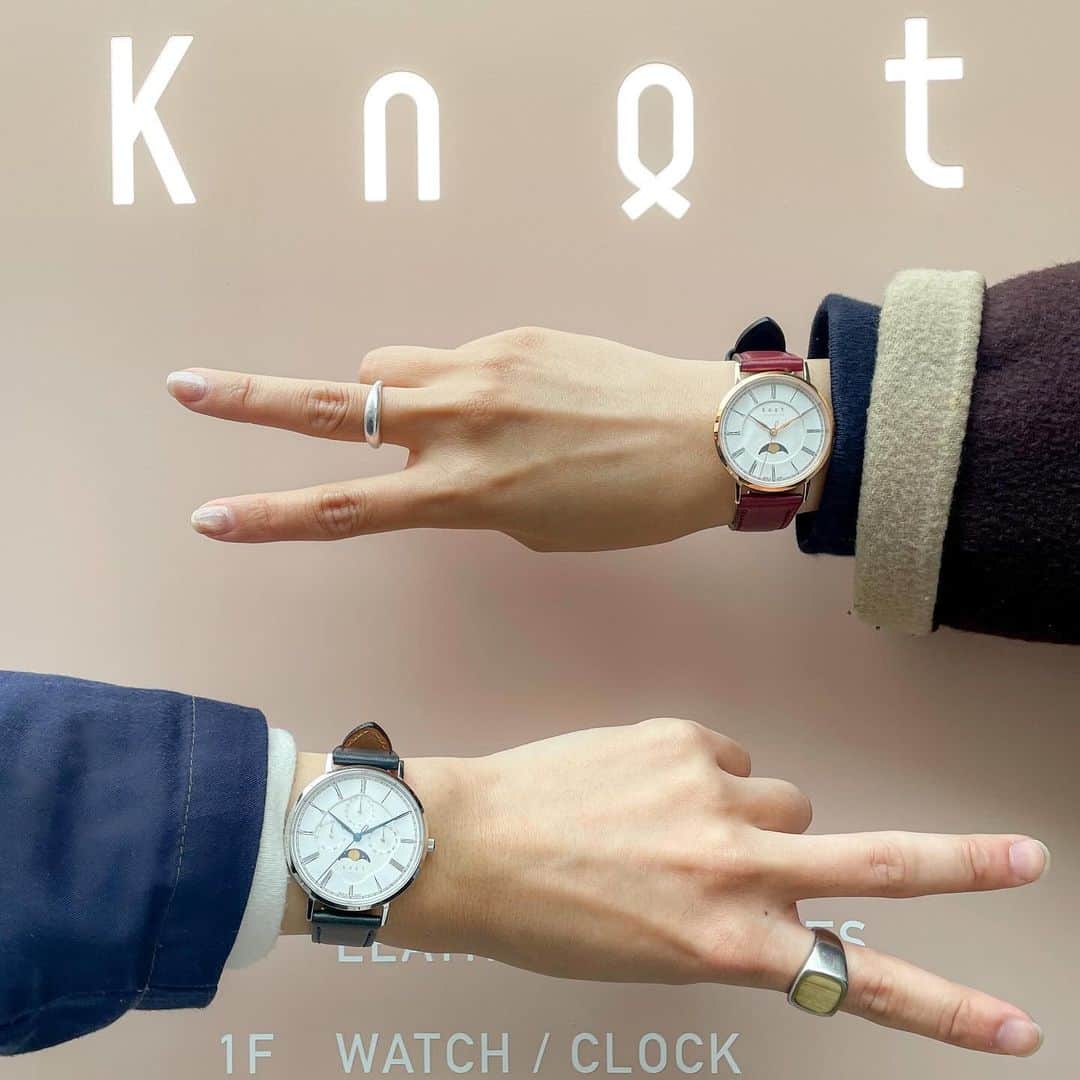 Maker's Watch Knotさんのインスタグラム写真 - (Maker's Watch KnotInstagram)「.  こんにちは！ 京都ギャラリーショップの竹村です⛩️  街はすでにクリスマスムードですね🎄🎅 クリスマスに向けてペアウォッチはいかがですか？  今回ご紹介するのは 【ムーンフェイズウォッチ🌙】 腕元から次の満ち欠けを楽しんで頂ける とてもロマンチックな時計です◎  サイズ違いでのペアもすごい可愛らしくて とてもオススメです👫🏼  是非店頭にてお試しください！  ◾️女性 時計:ムーンフェイズ（CMP-34RGWH） ストラップ:栃木レザー（TT-16BU） バックル:EB-16RG  ◾️男性 時計:ムーンフェイズ（CMP-38SVWH1） ストラップ:栃木レザー（TT-16NV） バックル:EB-16SV  #knotwatch  #watch #wristwatch#madeinjapan #ノット  #時計 #腕時計  #国産時計  #カスタムオーダー  #京都  #kyoto  #河原町#kawaramachi  #三条 #sanjyo #kyotojapan #京都観光　#kyototrip #kyototravel  #japantravel  #japantrip #손목시계  #手表　#手錶　#맞춤형　#定制　#교토」11月28日 16時13分 - makers_watch_knot