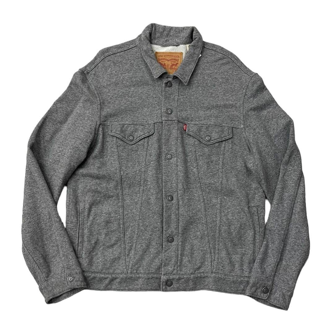 ジャムルのインスタグラム：「LEVI'S sweat trucker JKT 8000y+tax(8800)  LEVI'Sのトラッカージャケット。 スウェットなので、着やすく、程よい抜け感がお洒落です。 サイズもXXLのビッグシルエットで◎  肩がハンガーで少し伸びていますが、洗濯で戻ると思います。 その他のコンディションは一般的なユーズドレベルです。  WEB SHOPに入荷しております。 是非ご覧ください。 jammru.com  #jammru#levis #大阪古着屋#心斎橋古着屋#usedmix #osaka  #fashion  #streetstyle  #streetfashion  #vtg  #vintage  #used  #usedclothing  #古着 #古着屋 #ファッション #70s #80s #90s」