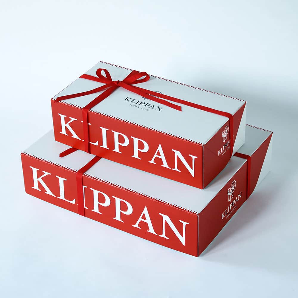 ecomfort（エコンフォート）さんのインスタグラム写真 - (ecomfort（エコンフォート）Instagram)「「喜びと温もりを贈る KLIPPAN REDギフトボックス」 2023年12月1日(金)より、新たに華やかなレッドが印象的な、KLIPPAN REDギフトボックスをスタートいたします。 ブランケットやスローをKLIPPAN REDギフトボックスに入れて、心も体も温まるクリスマスギフトはいかがでしょうか。  【12/1-20はギフトボックス無料プレゼント！】 KLIPPAN REDギフトボックスのスタートを記念して、12/1(金)～12/20(水)までの期間中にKLIPPAN商品（ブランケット、スロー、ストール、マフラー）をお買い上げのお客様には、各商品に合ったサイズのギフトボックスを無料プレゼントいたします。12/13(水)～17(日)は実店舗でのクリスマスマーケットも開催予定ですので、ぜひこの機会にサステナブルなギフトを選びに来てくださいね。  ➤詳細はこちらから https://www.ecomfort.jp/item/SP_20231120.html  ※KLIPPAN REDギフトボックスは小・中サイズのみ、大サイズ（ウールシングルブランケット）は従来のブルーのボックスとなります。 ※プレゼント期間中は、商品に合わせて適切なサイズを当店がお選びしてお届けいたします。お客様自身でご指定はできませんので予めご了承ください。 ※対象商品を複数をご購入の場合、同梱もしくは1点ずつギフト包装など、別途ご希望の内容を備考欄にご記載ください。  #KLIPPAN #クリッパン #クリッパンブランケット #北欧デザイン #北欧インテリア #北欧好き #北欧 #豊かな暮らし #暮らしを楽しむ #丁寧な暮らし #シンプルデザイン #ブランケット #サステナブル #サステナビリティ #オーガニックコットン #sdgs #表参道 #ecomfortHouse #エコンフォートハウス #eoct #イーオクト #エシカル #クリスマスギフト #クリスマスプレゼント #ギフト #おすすめギフト」11月28日 16時30分 - ecomfort_eoct