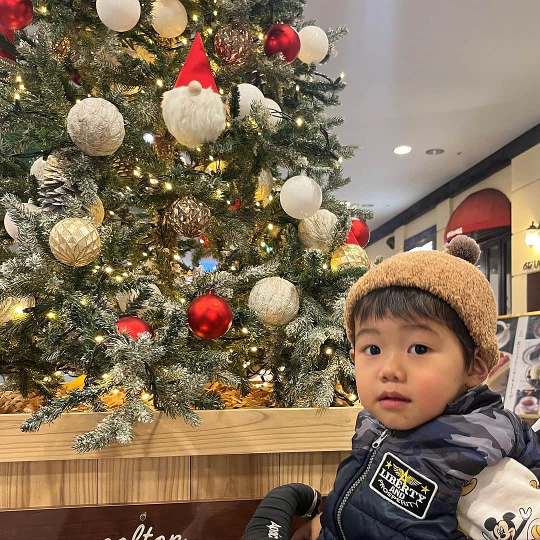 大湯みほのインスタグラム：「………  ✨ボクといっしょに…クリスマス🎄過ごさない？✨  とか、いつか、誰かに言う日が来るのかなぁ〜笑  あと1ヶ月もしないうちに、クリスマス🎅  2歳になると、サンタさんの存在や✨クリスマス🎄はどんな日なのかを、なんとな〜く理解をしてきたみたいです✨  おりこうさんのお家には🎁サンタさんが、素敵なプレゼント✨届けてくれるかもね✨  の、パワーワードで、片づけや、お出かけの支度も、サクサクスムーズに行く、この時期😌笑  さてどんな、おもちゃを、お願いするのでしょうか✨😎」