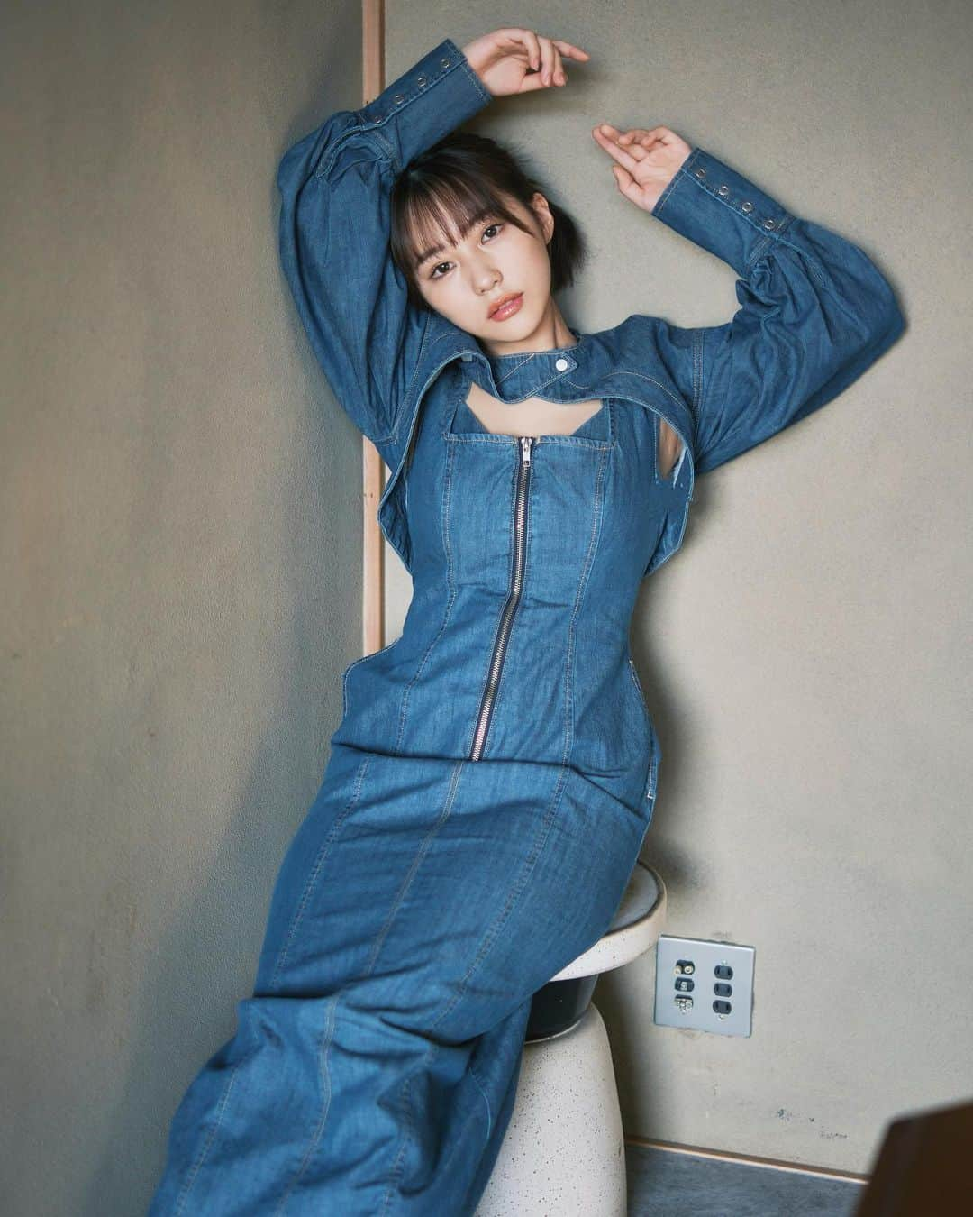 田中美久さんのインスタグラム写真 - (田中美久Instagram)「このお洋服のデザイン初めてだった！可愛いですねぇ。デニム✨ヤングチャンピオン烈の別カットオフショット🎗️最後になるにつれてオフショット感満載😚みくりん表紙号発売中です〜♡  　#デニム　#ヤングチャンピオン烈　#田中美久　#お洋服　#デザイン」11月28日 16時24分 - mikumonmon_48