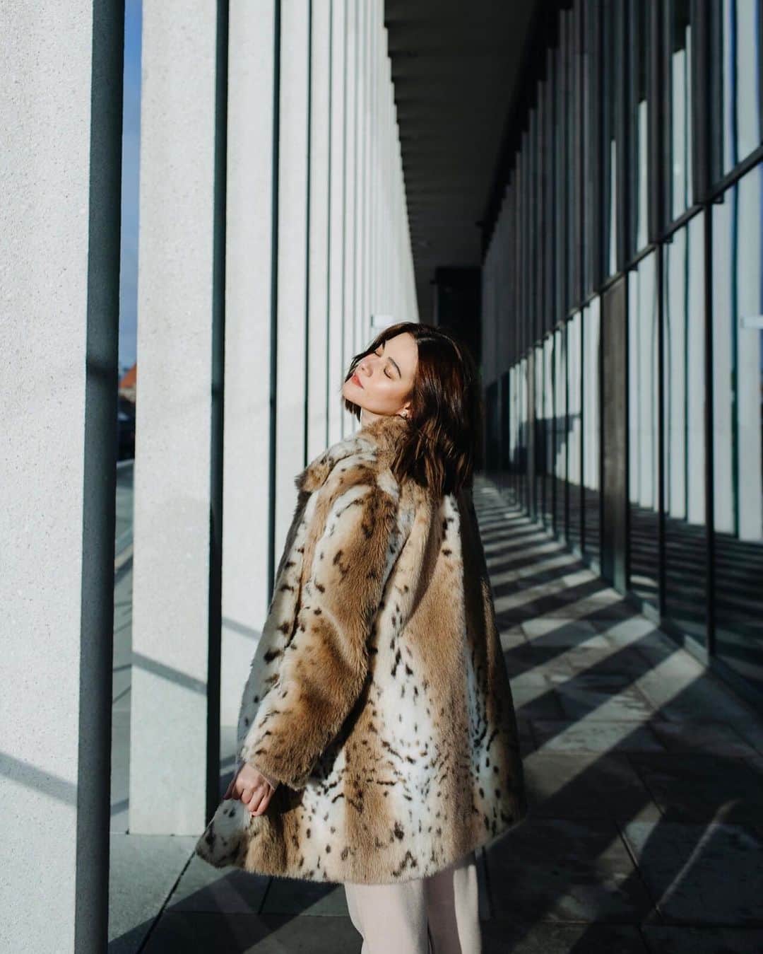 ベア・アロンゾのインスタグラム：「That time when I went to Berlin and had short hair. Kakamiss yung travels na walang masyadong plano.」