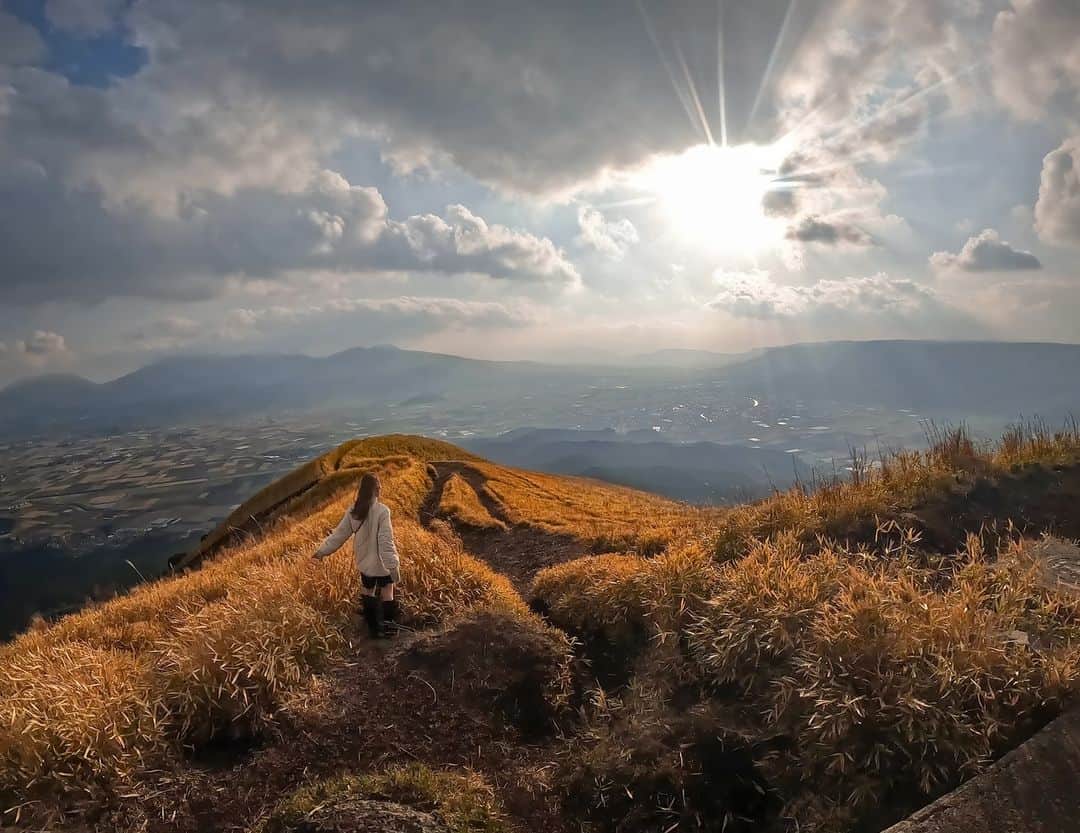 GoProのインスタグラム：「絶景を独り占め 🌋 #大観峰 から、 @momity_ の一枚。  #GoPro #GoProJP #トレッキング #登山 #熊本県 #カルデラ #阿蘇カルデラ #阿蘇 #阿蘇五岳 #ミルクロード」