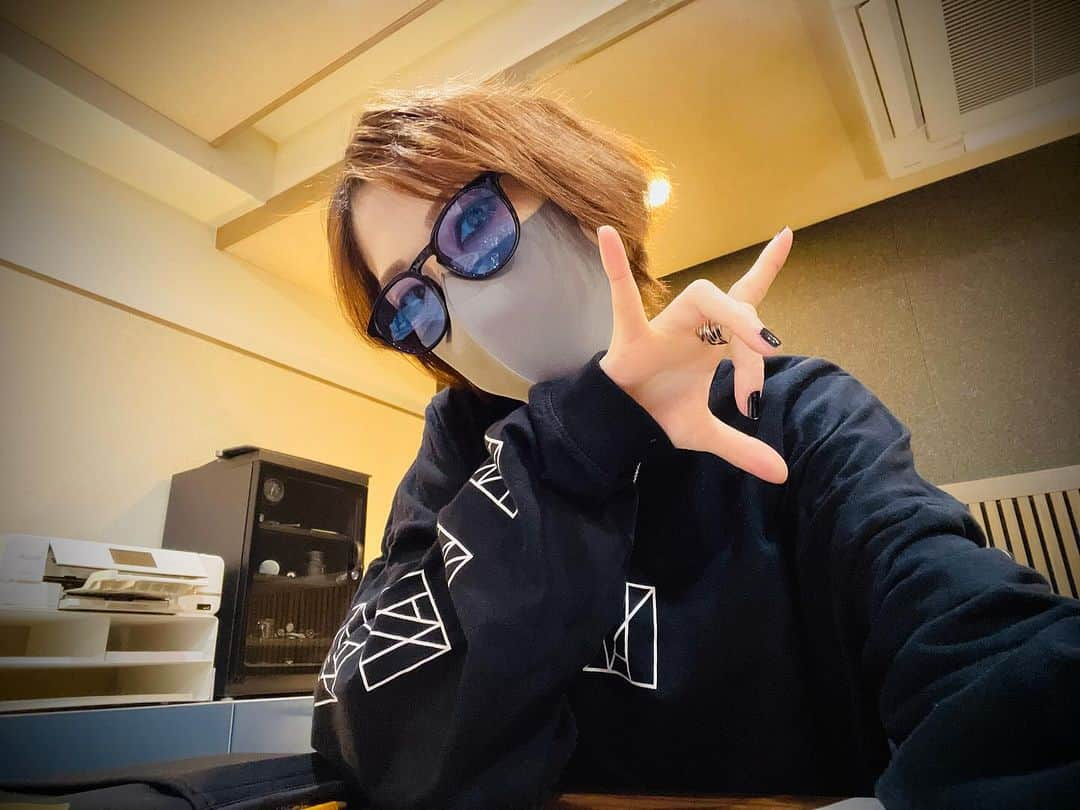 ナノさんのインスタグラム写真 - (ナノInstagram)「OMFG I just recorded a mind-blowing new song. LOOK FORWARD TO IT.  新曲、吐きそうなくらいヤバイです。 全力で楽しみにしててね。」11月28日 16時38分 - nanonano_me