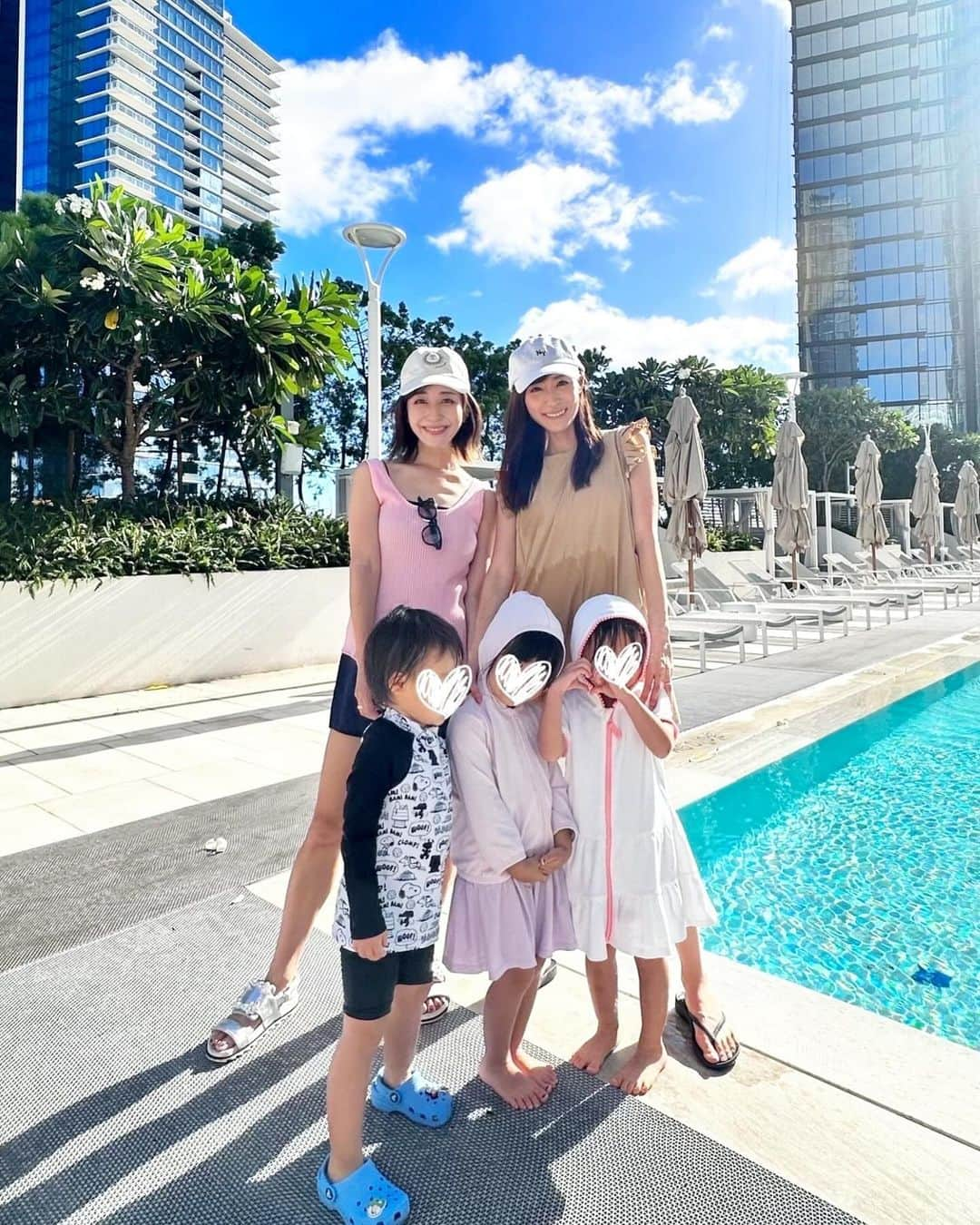 小林真由さんのインスタグラム写真 - (小林真由Instagram)「今回の目的の一つは @saaya_mizuno familyに会うこと👧🏻🤍🌺 というくらい楽しみにしてました♡ ⁡ 到着してすぐに、アラモアナ集合ね〜と気軽に言えるハワイ🤙🏻 我が家のkidsは次いつ〇〇👧🏻とハワイに行ける〜？と言っている..😂 あぁ幸せでした🌴 ⁡ ⁡ #ファッション #コーデ #ママコーデ #女の子ママ #男の子ママ #ママライフ #コーディネート #5歳 #3歳 #子連れ旅行 #旅行 #二人育児 #子連れ旅行 #旅行 #ハワイ旅行 #ハワイ #子連れハワイ」11月28日 16時31分 - mayukobayashii