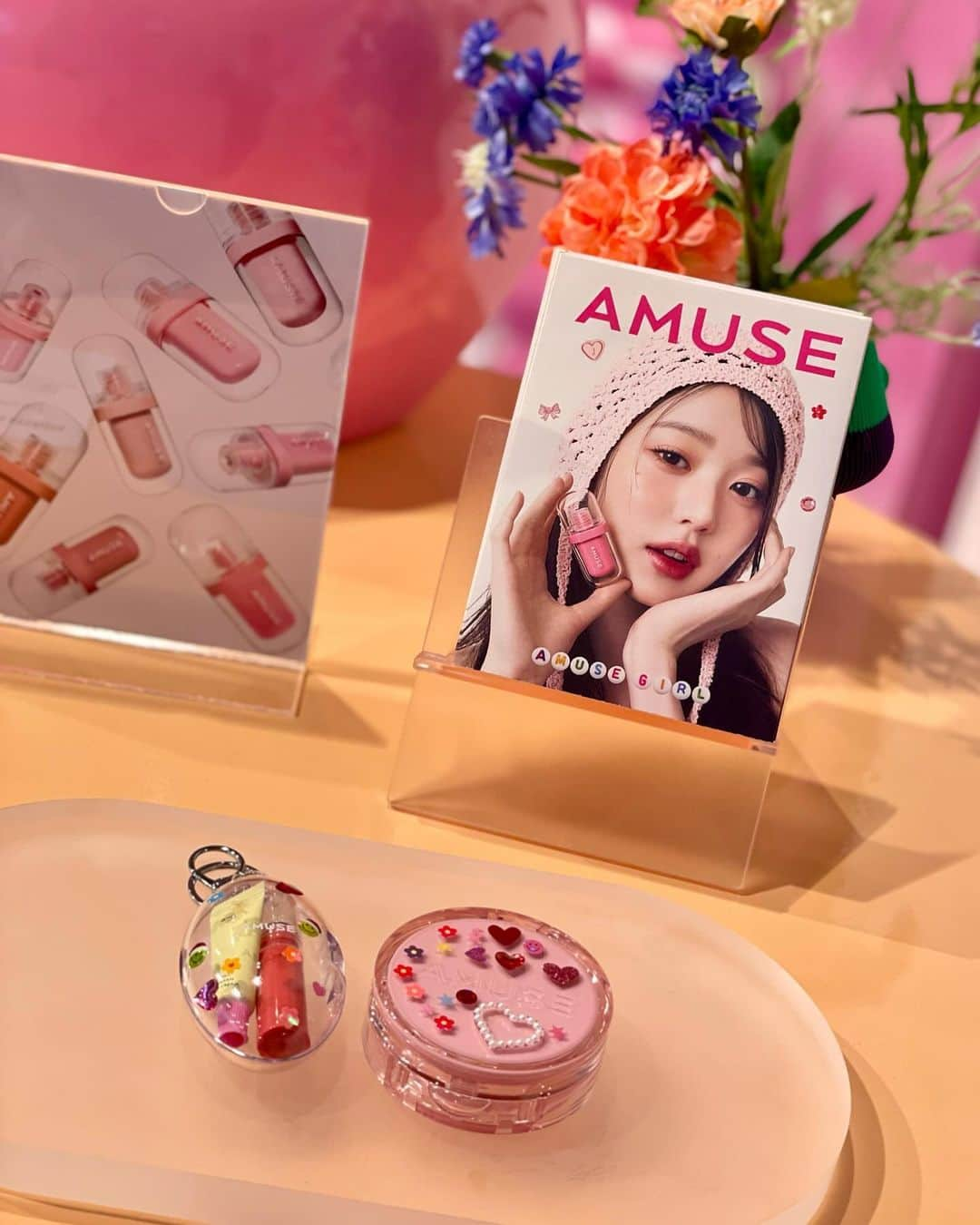 こままりえさんのインスタグラム写真 - (こままりえInstagram)「AMUSE IN TOKYO🩷 アミューズ待望の日本ポップアップストアへ💕  手にしているのは人気のティントリップの 日本限定色「SAKURA JELLY」も登場🌸 他の日本限定色「TOKYO CHERRY」もかわいかった🍒  12時間長持ちするリップみたいで ピーチピンクベージュ色が肌馴染みよくて 使いやすいしとってもかわいい😉  可愛すぎる空間💓💭 詳しくはこちらチェックしてみてね⤵︎ @amuse.jp @amuse  #AMUSE #アミューズ #AMUSE_IN_TOKYO #ジェルフィットティント #amusegirl #jelfittint #ヴィーガンメイク #ヴィーガンコスメ #ビーガンメイク #ビーガンコスメ #桜ジェリー #パンプキンジェリー #東京チェリー #SAKURAJELLY #TOKYOCHERRY #PUMPKIN JELLY #韓国コスメ #韓国メイク #コスメイベント #ウォニョン #渋谷Hz」11月28日 16時32分 - komamarie