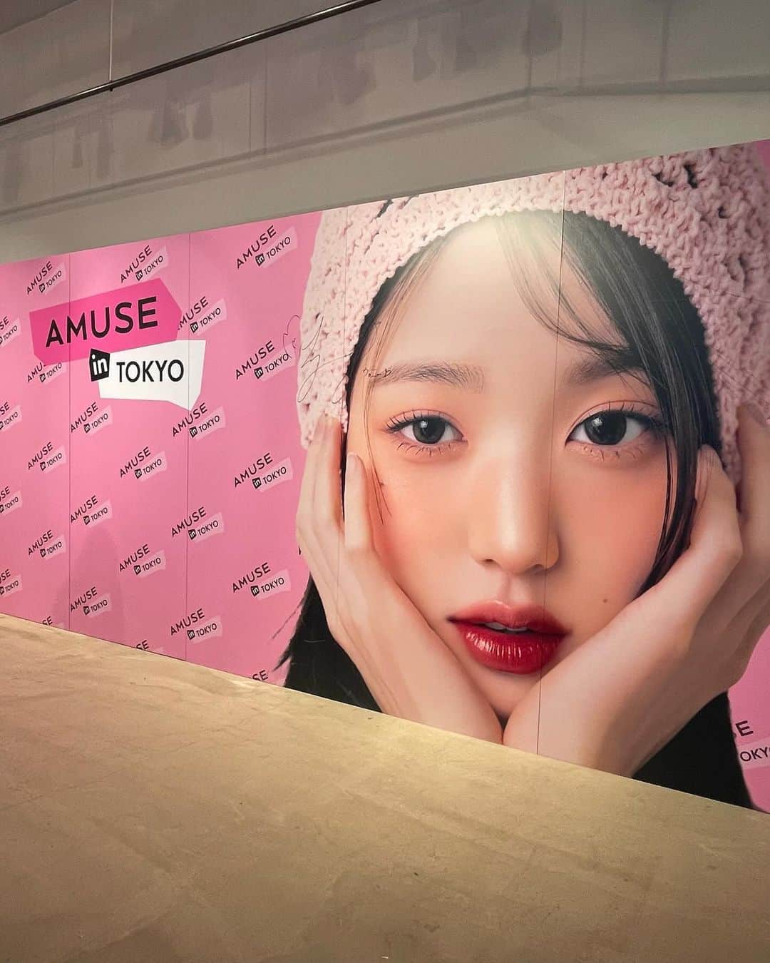 こままりえさんのインスタグラム写真 - (こままりえInstagram)「AMUSE IN TOKYO🩷 アミューズ待望の日本ポップアップストアへ💕  手にしているのは人気のティントリップの 日本限定色「SAKURA JELLY」も登場🌸 他の日本限定色「TOKYO CHERRY」もかわいかった🍒  12時間長持ちするリップみたいで ピーチピンクベージュ色が肌馴染みよくて 使いやすいしとってもかわいい😉  可愛すぎる空間💓💭 詳しくはこちらチェックしてみてね⤵︎ @amuse.jp @amuse  #AMUSE #アミューズ #AMUSE_IN_TOKYO #ジェルフィットティント #amusegirl #jelfittint #ヴィーガンメイク #ヴィーガンコスメ #ビーガンメイク #ビーガンコスメ #桜ジェリー #パンプキンジェリー #東京チェリー #SAKURAJELLY #TOKYOCHERRY #PUMPKIN JELLY #韓国コスメ #韓国メイク #コスメイベント #ウォニョン #渋谷Hz」11月28日 16時32分 - komamarie
