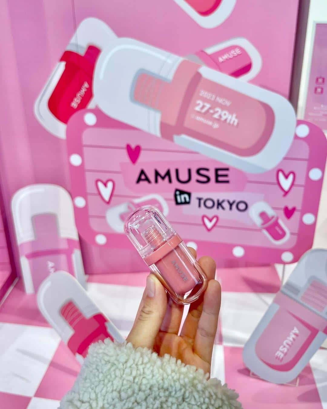 こままりえさんのインスタグラム写真 - (こままりえInstagram)「AMUSE IN TOKYO🩷 アミューズ待望の日本ポップアップストアへ💕  手にしているのは人気のティントリップの 日本限定色「SAKURA JELLY」も登場🌸 他の日本限定色「TOKYO CHERRY」もかわいかった🍒  12時間長持ちするリップみたいで ピーチピンクベージュ色が肌馴染みよくて 使いやすいしとってもかわいい😉  可愛すぎる空間💓💭 詳しくはこちらチェックしてみてね⤵︎ @amuse.jp @amuse  #AMUSE #アミューズ #AMUSE_IN_TOKYO #ジェルフィットティント #amusegirl #jelfittint #ヴィーガンメイク #ヴィーガンコスメ #ビーガンメイク #ビーガンコスメ #桜ジェリー #パンプキンジェリー #東京チェリー #SAKURAJELLY #TOKYOCHERRY #PUMPKIN JELLY #韓国コスメ #韓国メイク #コスメイベント #ウォニョン #渋谷Hz」11月28日 16時32分 - komamarie