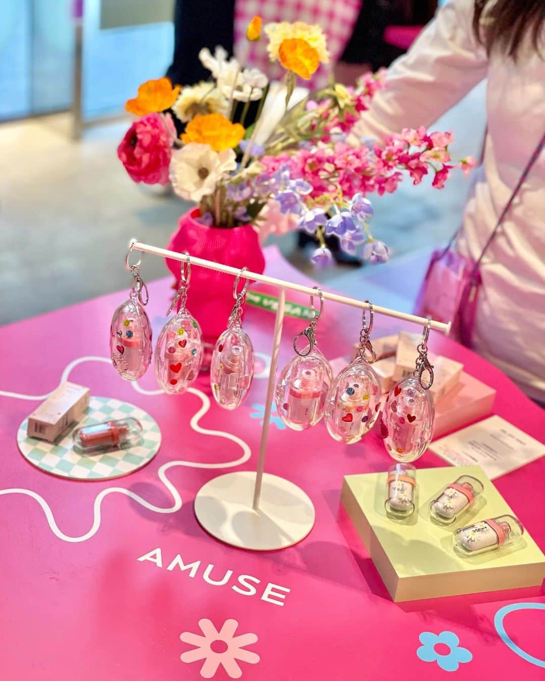 こままりえさんのインスタグラム写真 - (こままりえInstagram)「AMUSE IN TOKYO🩷 アミューズ待望の日本ポップアップストアへ💕  手にしているのは人気のティントリップの 日本限定色「SAKURA JELLY」も登場🌸 他の日本限定色「TOKYO CHERRY」もかわいかった🍒  12時間長持ちするリップみたいで ピーチピンクベージュ色が肌馴染みよくて 使いやすいしとってもかわいい😉  可愛すぎる空間💓💭 詳しくはこちらチェックしてみてね⤵︎ @amuse.jp @amuse  #AMUSE #アミューズ #AMUSE_IN_TOKYO #ジェルフィットティント #amusegirl #jelfittint #ヴィーガンメイク #ヴィーガンコスメ #ビーガンメイク #ビーガンコスメ #桜ジェリー #パンプキンジェリー #東京チェリー #SAKURAJELLY #TOKYOCHERRY #PUMPKIN JELLY #韓国コスメ #韓国メイク #コスメイベント #ウォニョン #渋谷Hz」11月28日 16時32分 - komamarie