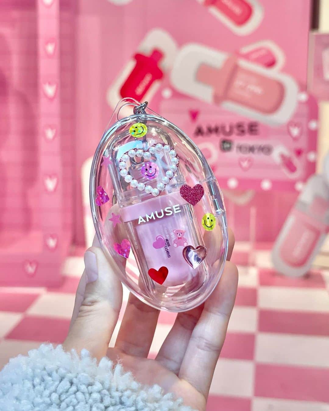 こままりえさんのインスタグラム写真 - (こままりえInstagram)「AMUSE IN TOKYO🩷 アミューズ待望の日本ポップアップストアへ💕  手にしているのは人気のティントリップの 日本限定色「SAKURA JELLY」も登場🌸 他の日本限定色「TOKYO CHERRY」もかわいかった🍒  12時間長持ちするリップみたいで ピーチピンクベージュ色が肌馴染みよくて 使いやすいしとってもかわいい😉  可愛すぎる空間💓💭 詳しくはこちらチェックしてみてね⤵︎ @amuse.jp @amuse  #AMUSE #アミューズ #AMUSE_IN_TOKYO #ジェルフィットティント #amusegirl #jelfittint #ヴィーガンメイク #ヴィーガンコスメ #ビーガンメイク #ビーガンコスメ #桜ジェリー #パンプキンジェリー #東京チェリー #SAKURAJELLY #TOKYOCHERRY #PUMPKIN JELLY #韓国コスメ #韓国メイク #コスメイベント #ウォニョン #渋谷Hz」11月28日 16時32分 - komamarie