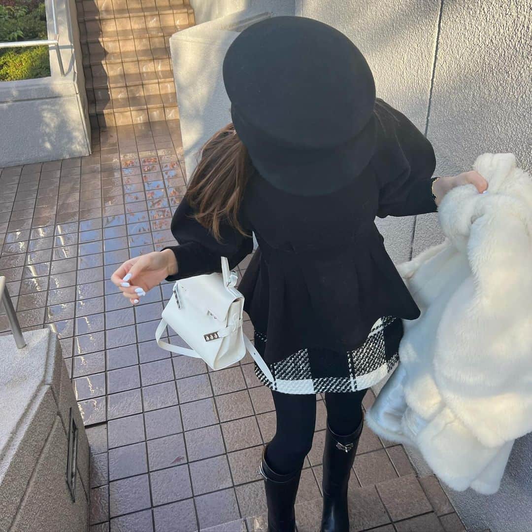 yuukii.iのインスタグラム：「. .  #ジャンピング 👢馴染んで履きやすくなってきた♡  コーデ詳細は4枚目にタグ付けしてます🐼🖤🤍 . .」