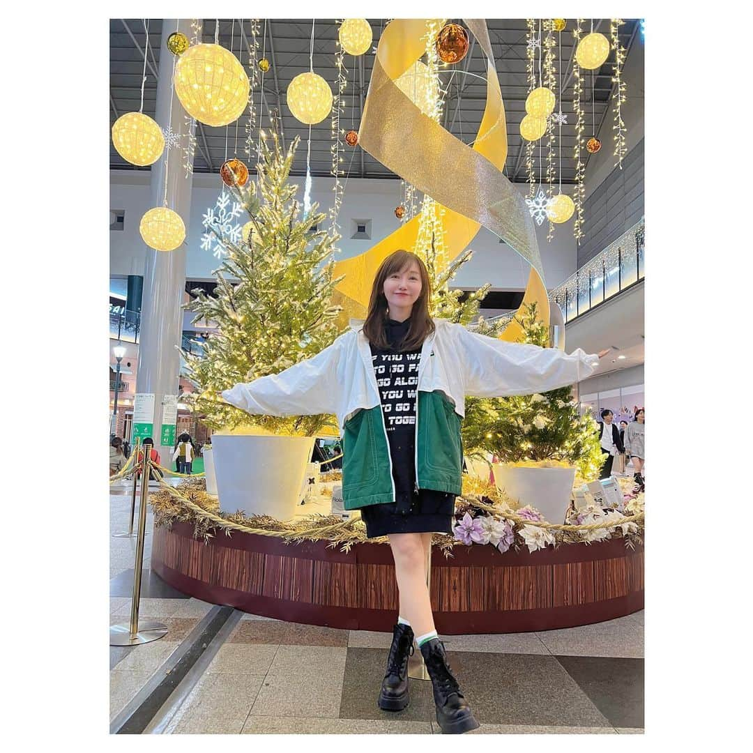 開高明日香さんのインスタグラム写真 - (開高明日香Instagram)「街がキラキラしてきた🎄 クリスマスソングも流れてきた🎅  そして突然の気まぐれOOTD☺︎  今日のファッションのポイントは。。。 ブーツからチラ見えのファミマソックス⁉️🙄笑  ジャケット @numeroventuno ✖️FILA スウェットワンピース @eachxother  ブーツ@zara   #3枚目 #何故にGLAYポーズ🙄 #太ももからクロスにして少しでも足長効果🤭 #ファミマソックス #OOTD」11月28日 16時47分 - asukakaiko